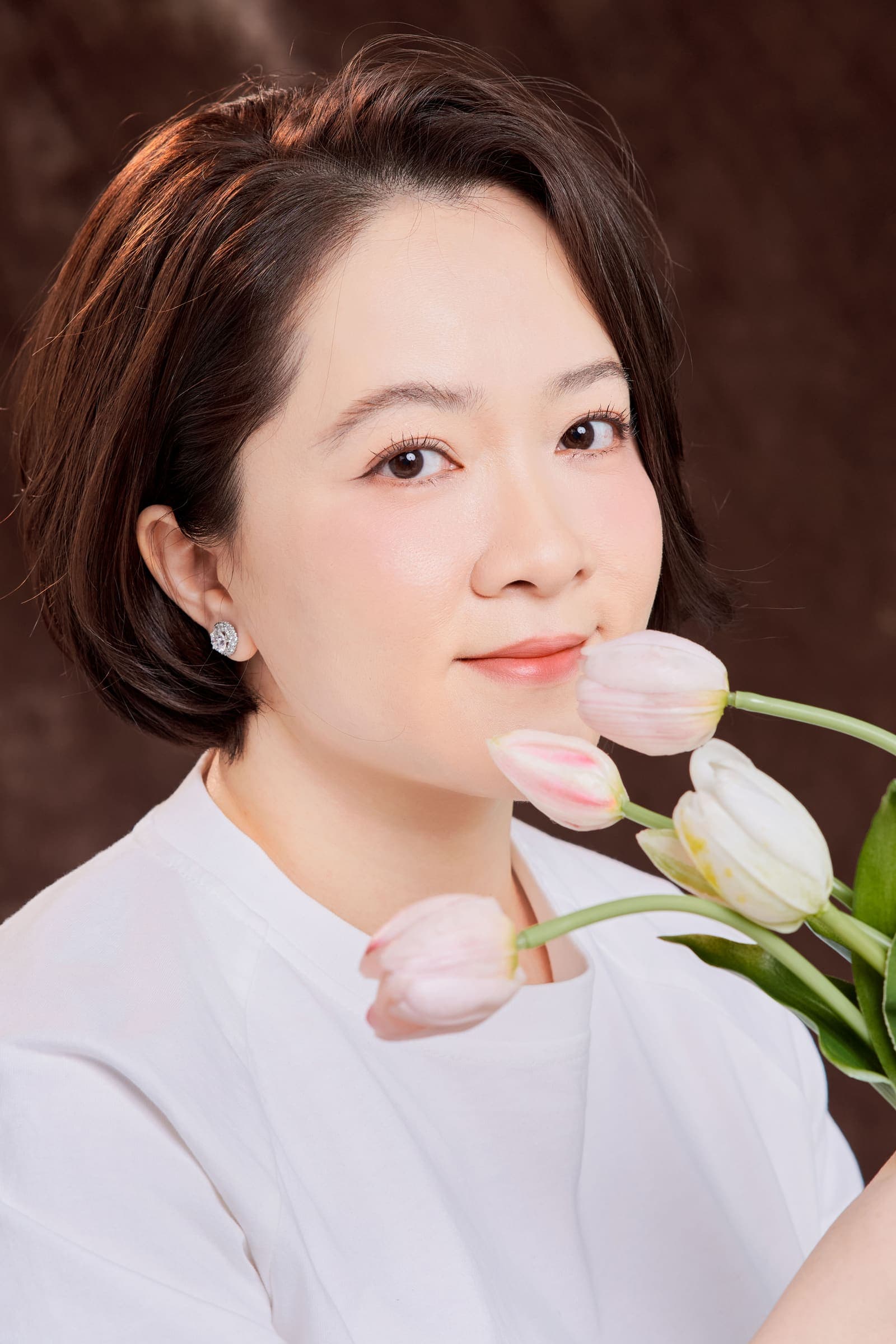 Chân dung Thảo ôm bó hoa trắng — người mẹ tự thưởng cho mình một lần riêng sau mười một năm