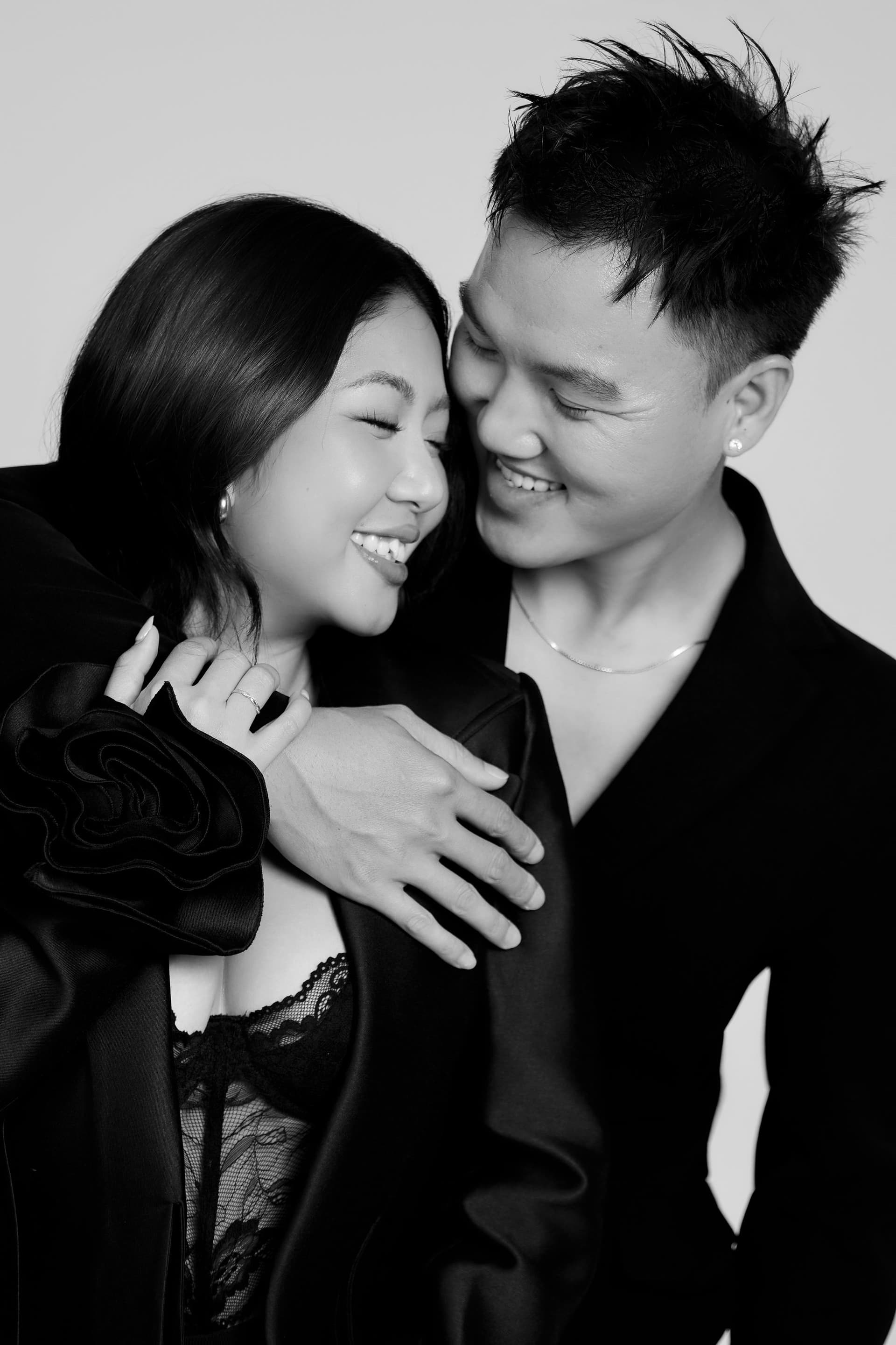 Khoảnh khắc ngọt ngào của Xuân và Nghi ôm nhau mỉm cười ấm áp giữa khung hình đen trắng nghệ thuật