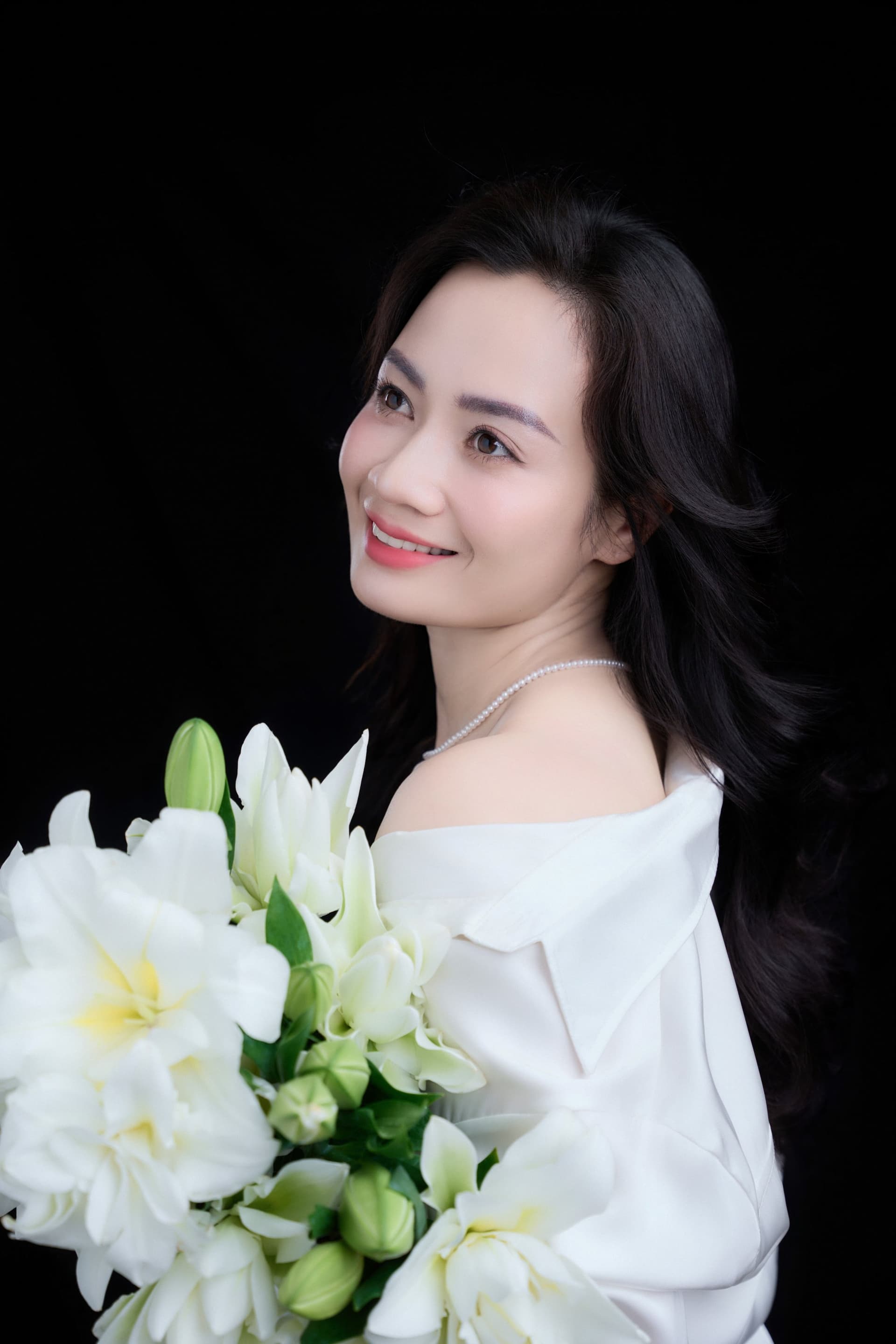 Ảnh chụp nghiêng chị Phương Thủy đang cười tự nhiên, toát lên vẻ bình yên dịu dàng