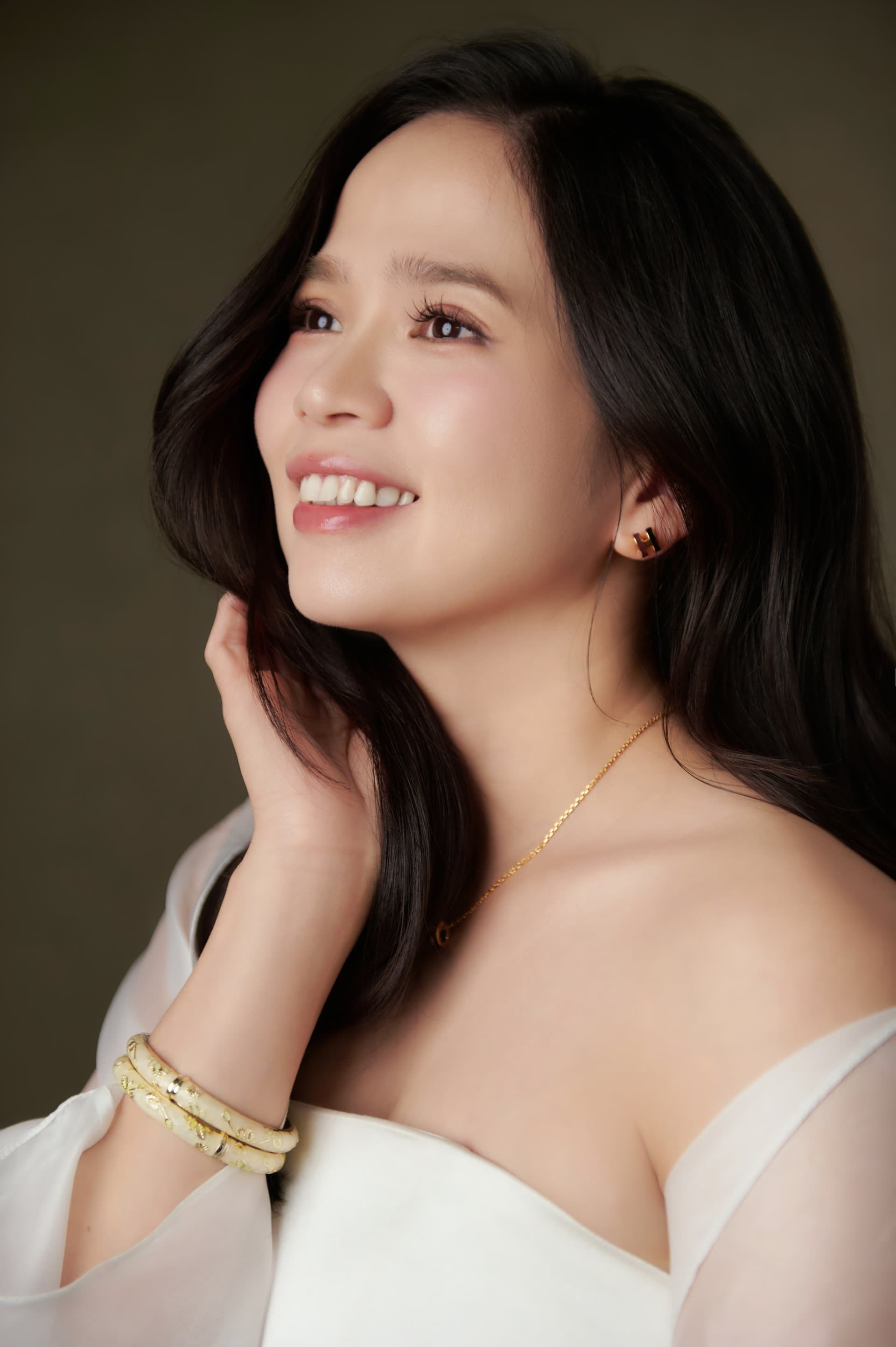 Cận mặt Anh Thi cười tự nhiên — gương mặt người con gái nhớ mẹ sinh cùng tháng với mình