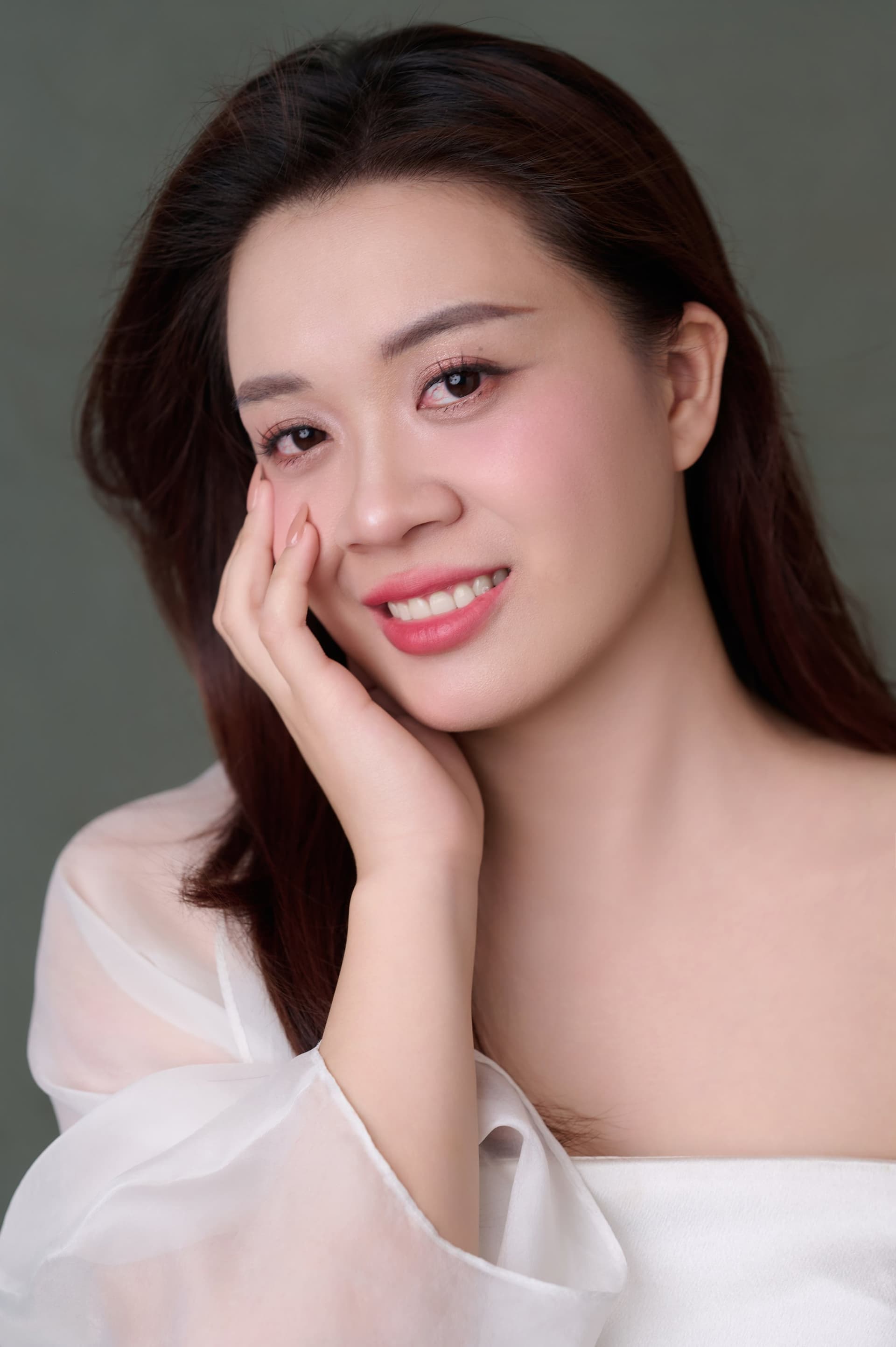 Chân dung phụ nữ tay khẽ đặt bên gương mặt, ánh mắt dịu trầm trước gương