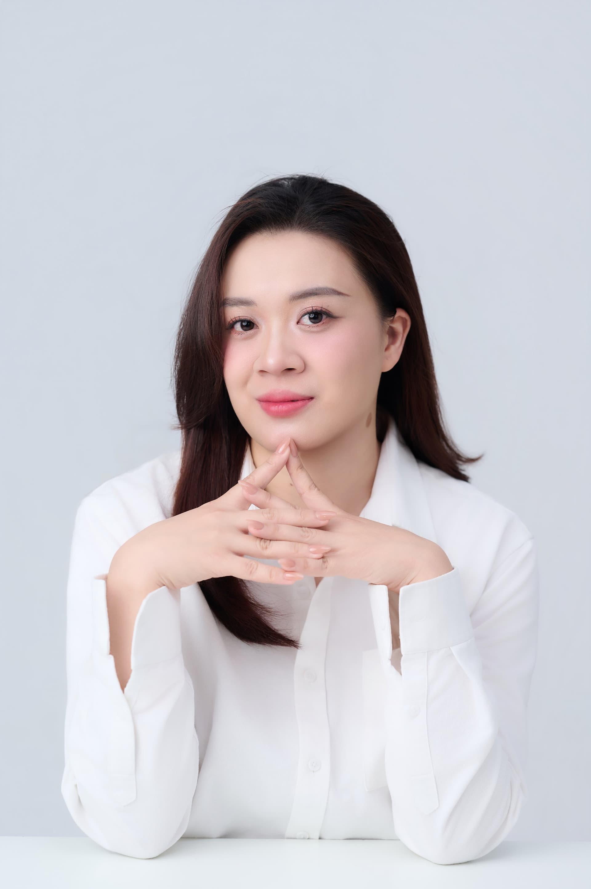 Người phụ nữ áo sơ mi trắng, dáng đứng giản dị của cô giáo lớp 1