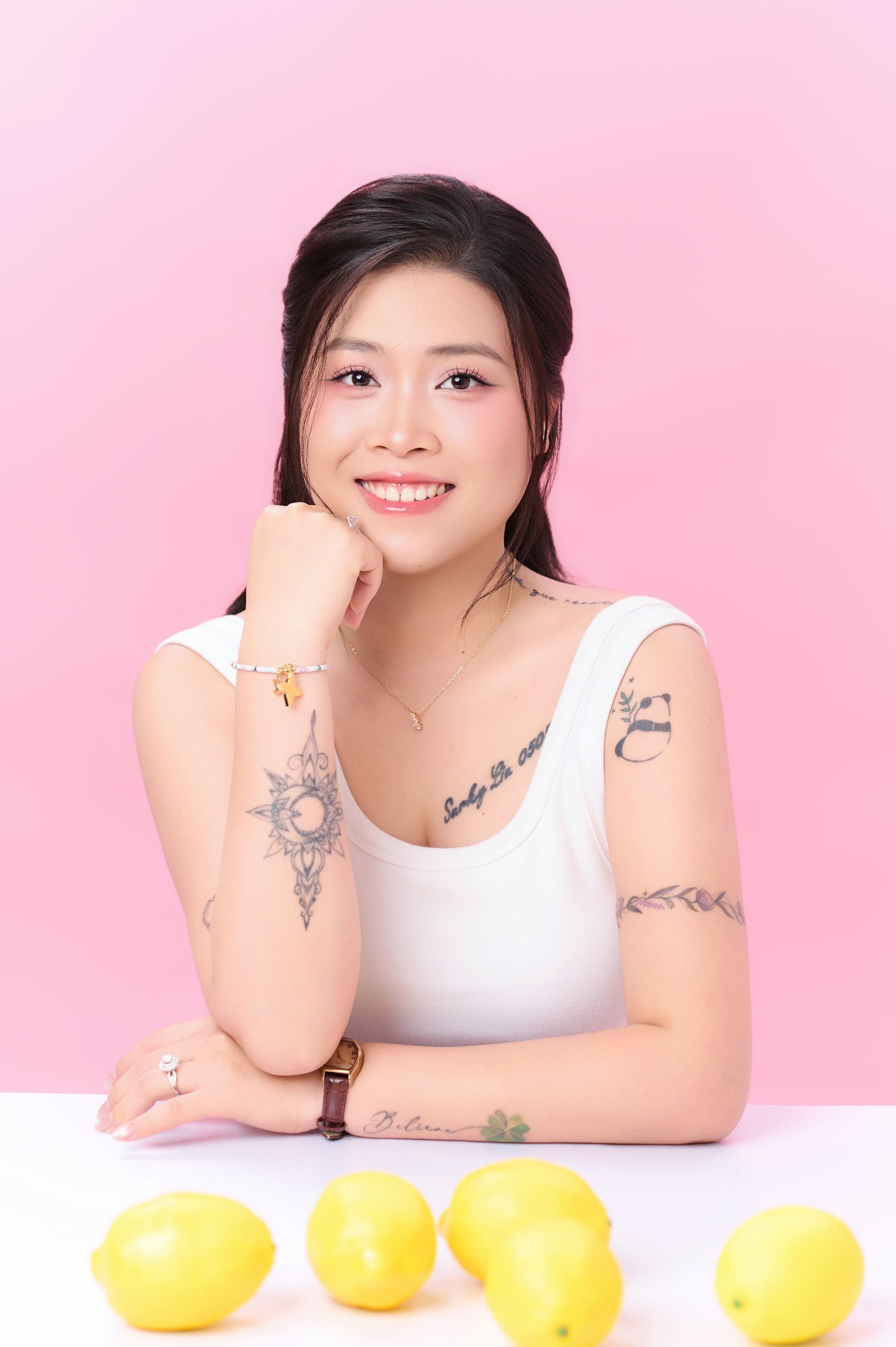 Ngọc Thơ nở nụ cười rạng rỡ đầy năng lượng tích cực bên bàn xếp đầy những quả chanh vàng tươi tắn