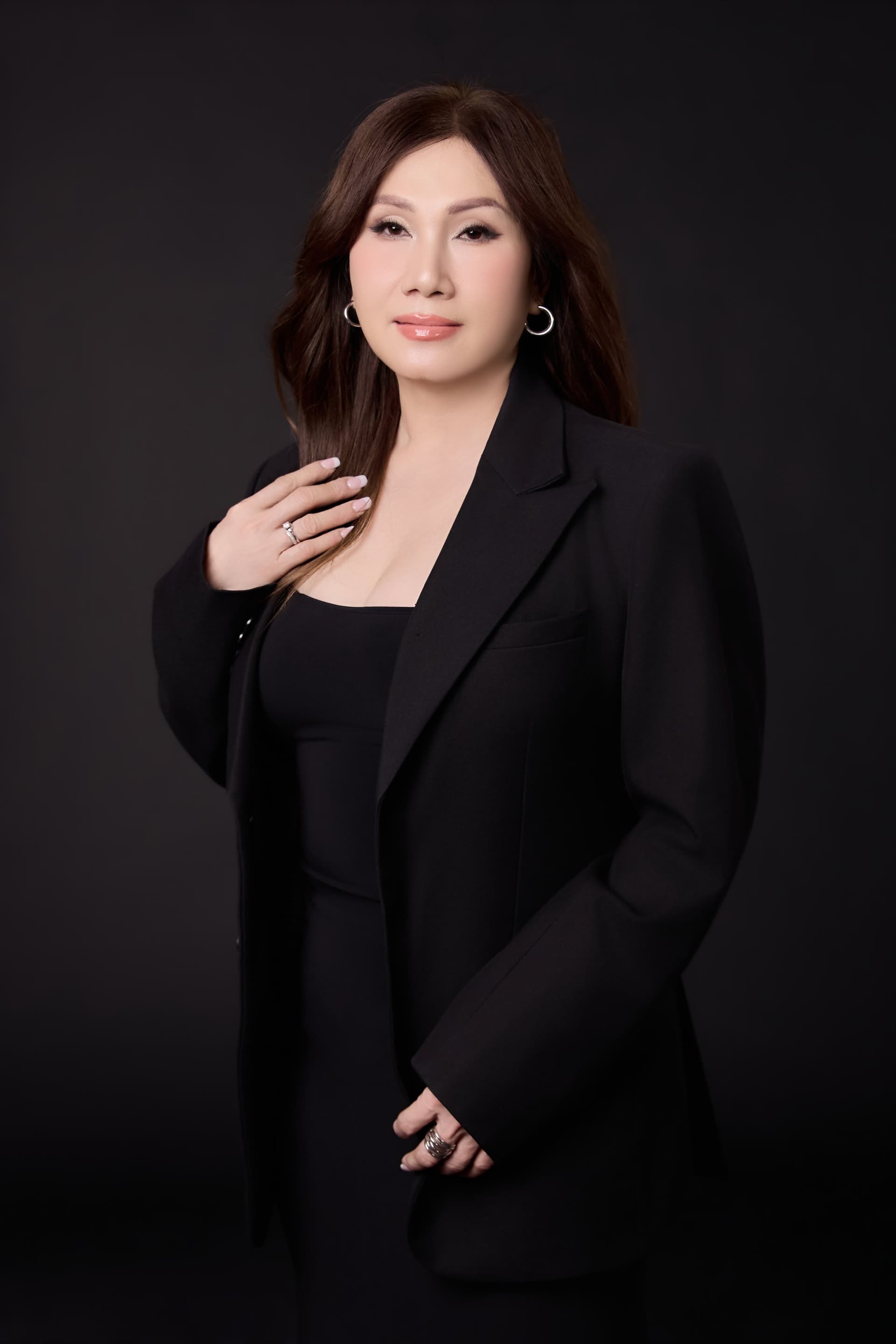 Mẹ nhìn trực diện vào ống kính mỉm cười dịu dàng và ấm áp giữ lại tuổi xuân riêng
