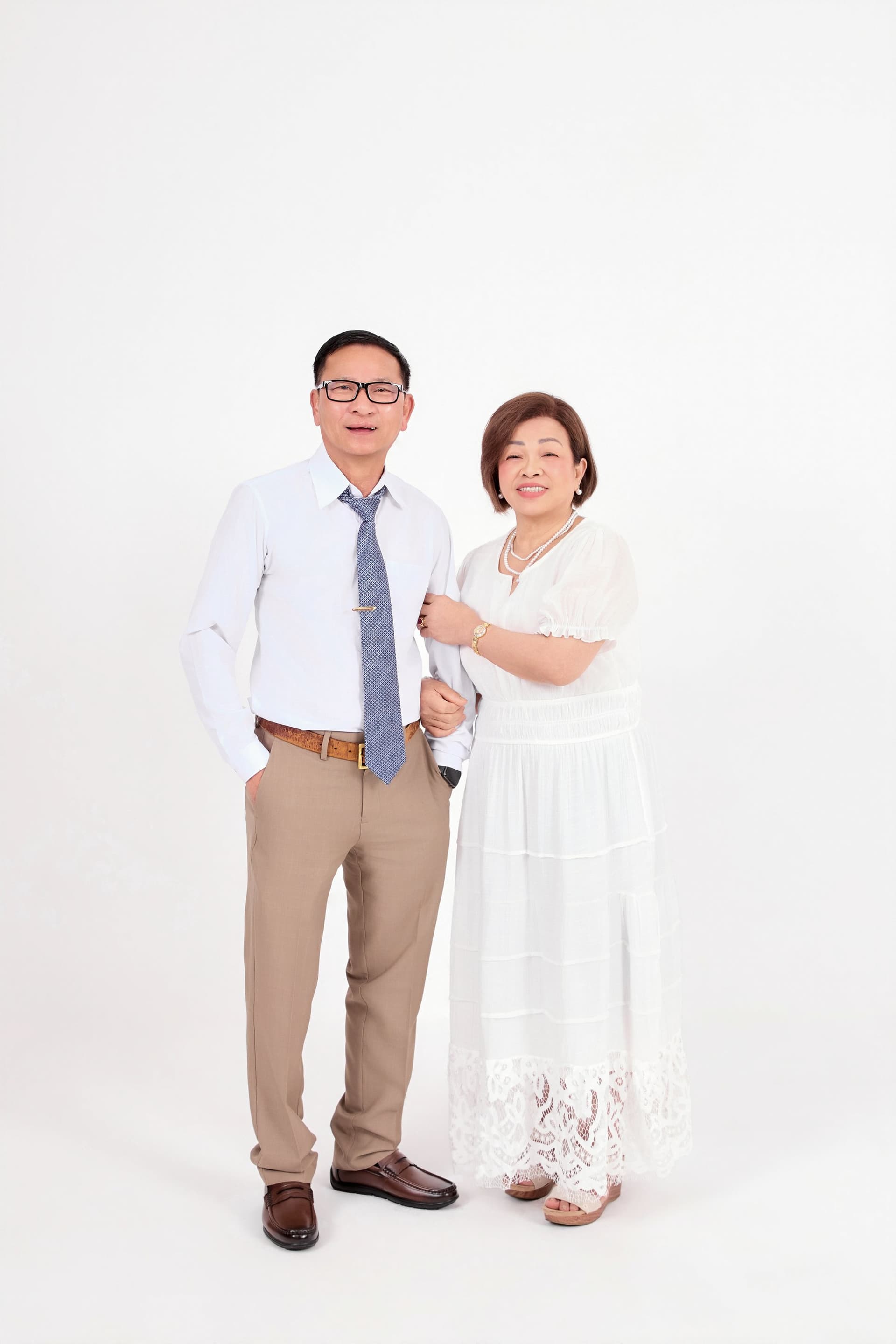 Ba mẹ đứng tựa bên nhau cười hạnh phúc, kỷ niệm 36 năm ngày cưới đầm ấm bên con cháu