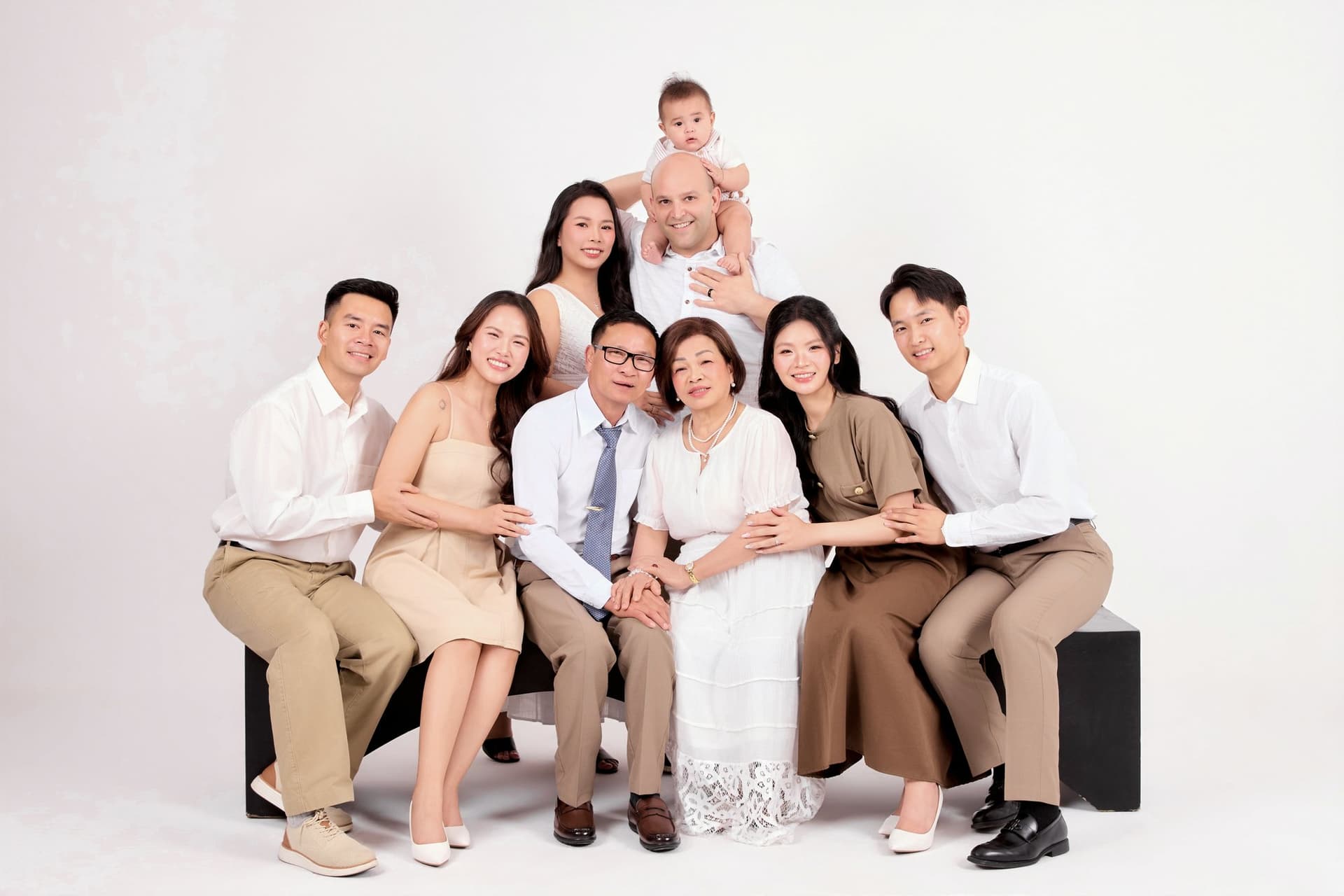 Đại gia đình 8 người đông đủ tề tựu ấm cúng, cười hạnh phúc bên nhau trong studio