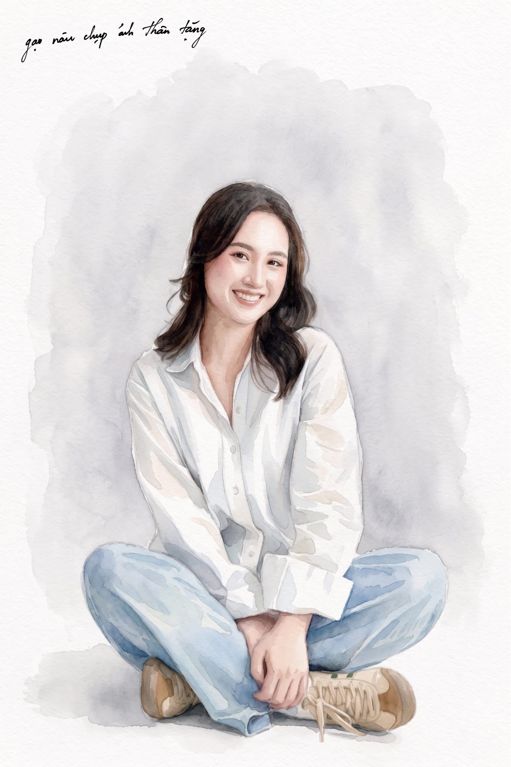 Bức vẽ chân dung Phương dạng màu nước, tái hiện hình ảnh cô ngồi mỉm cười hạnh phúc trên sàn.