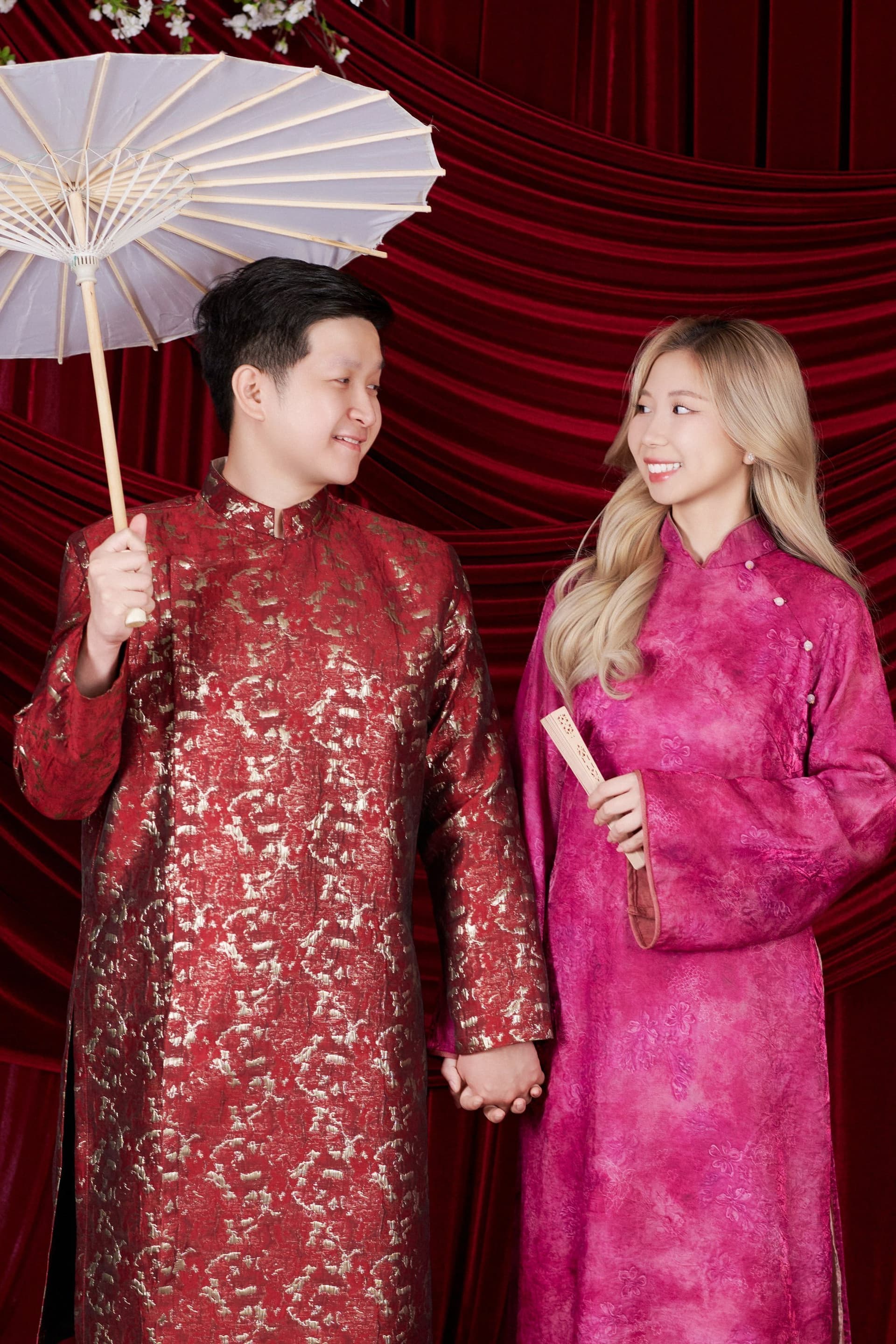 Khoảnh khắc cận cảnh hai người đan tay nhau dịu dàng, nét cười ấm áp lấp lánh trên môi của cô gái