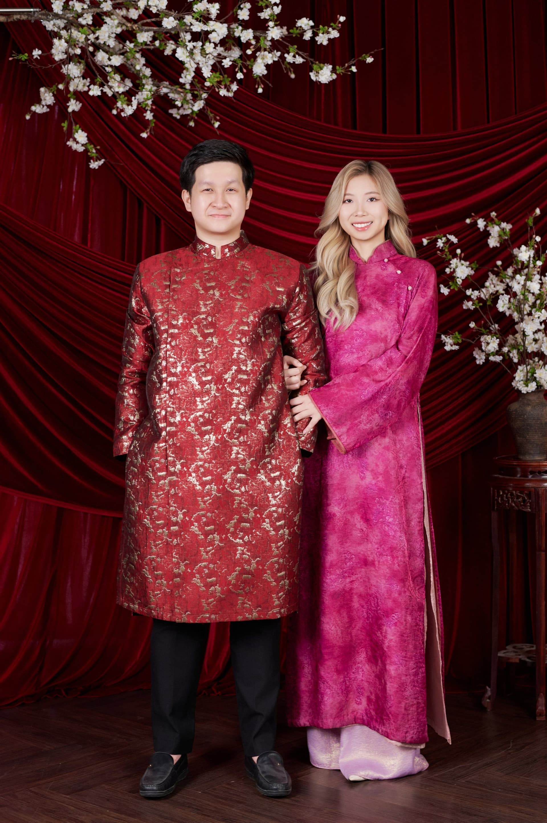 Cô gái nhẹ nhàng tựa đầu vào vai chàng trai, nét mặt ngập tràn hạnh phúc, an tâm và sự tin cậy tuyệt đối