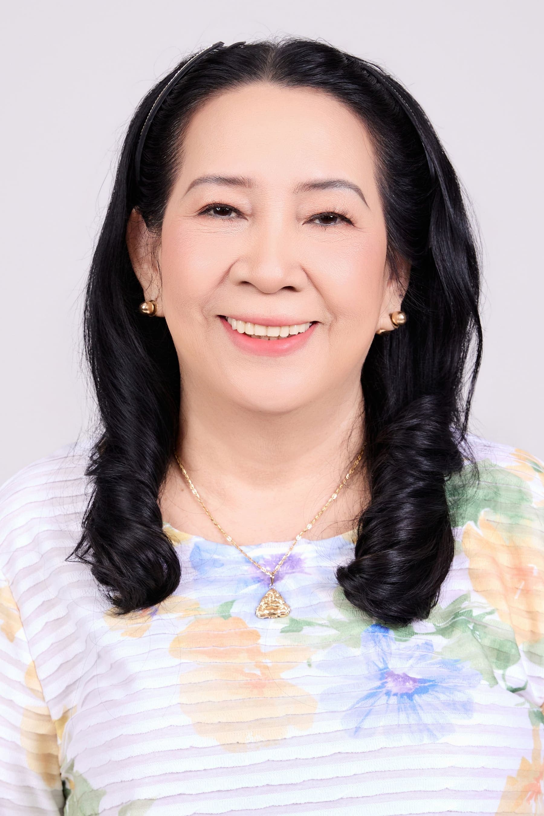 Chân dung người mẹ áo hoa, ánh nhìn dịu — người ở lại quê nhà, người vẫn nhớ con thích ăn gì, vẫn hỏi câu rất cũ