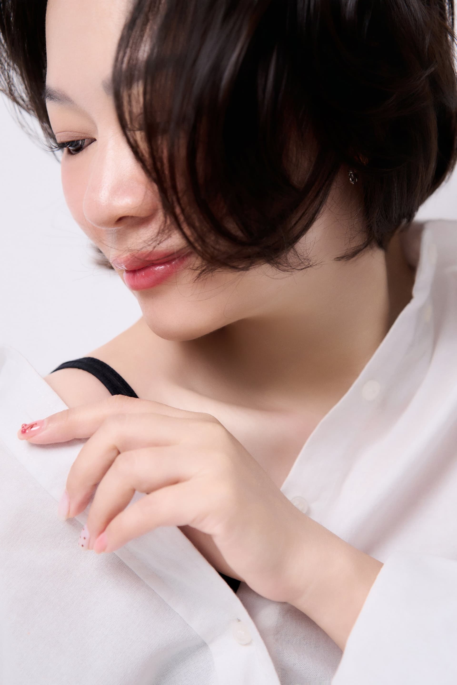 Chân dung Bảo Ngọc Vũ khẽ nhắm mắt trầm ngâm tựa đầu vào mái tóc ngắn đầy suy tư