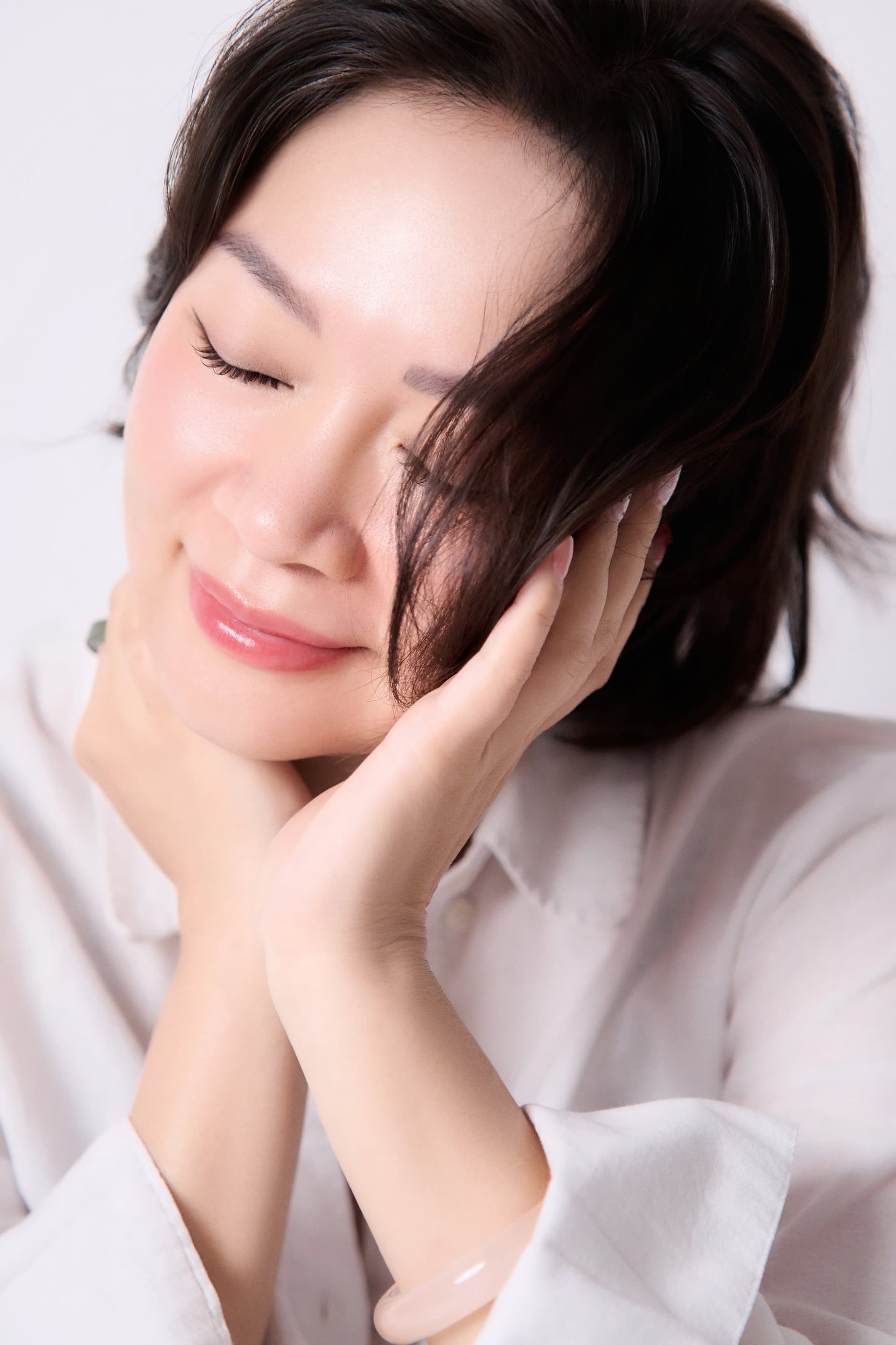 Bảo Ngọc Vũ khẽ nhắm nhẹ đôi mắt mỉm cười thanh thản bên đôi bàn tay đón nắng