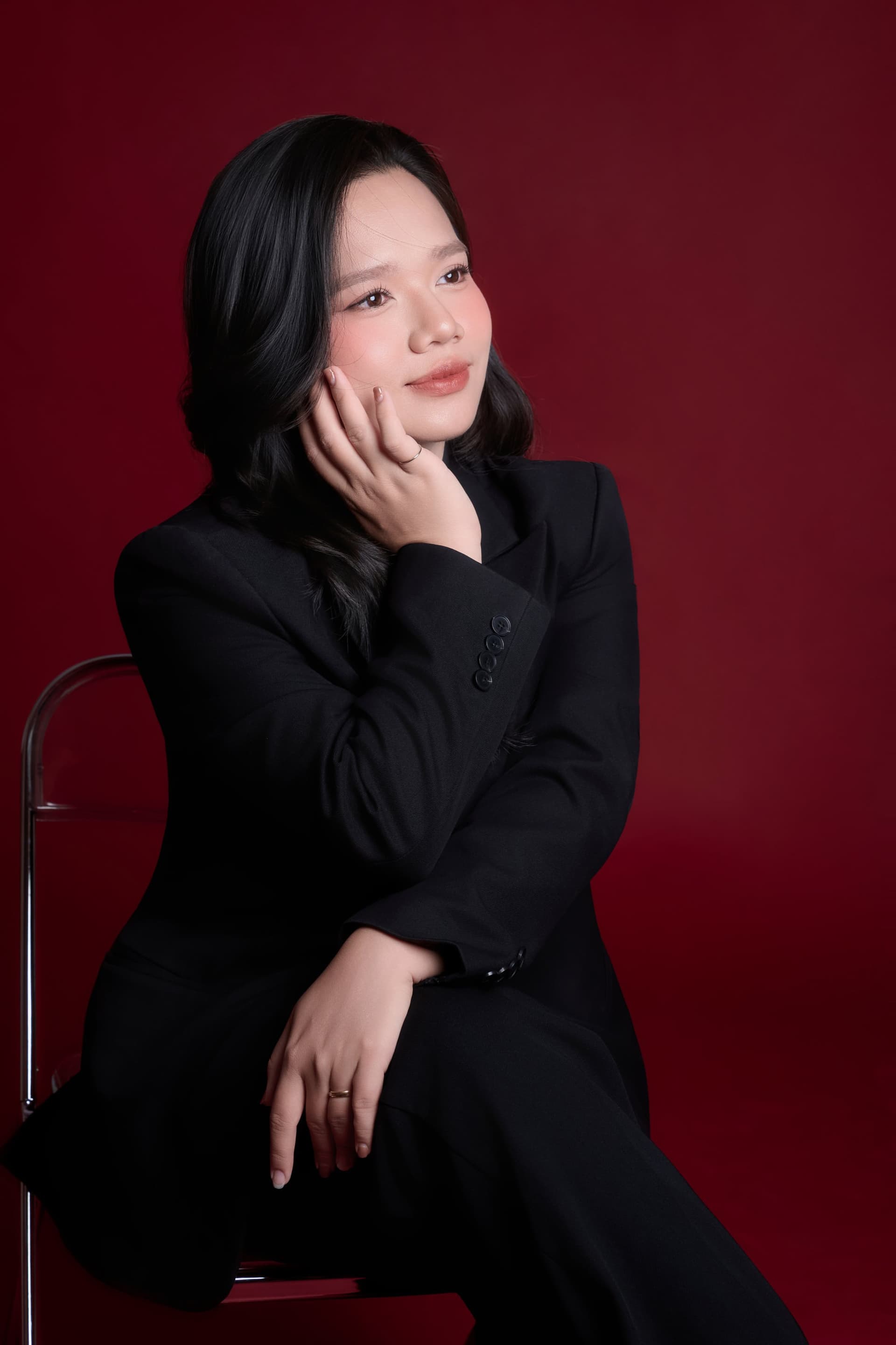 Chân dung Ms Tiny Nguyễn với nụ cười hiền dịu, rạng ngời ở ngưỡng cửa tuổi đầu ba mươi