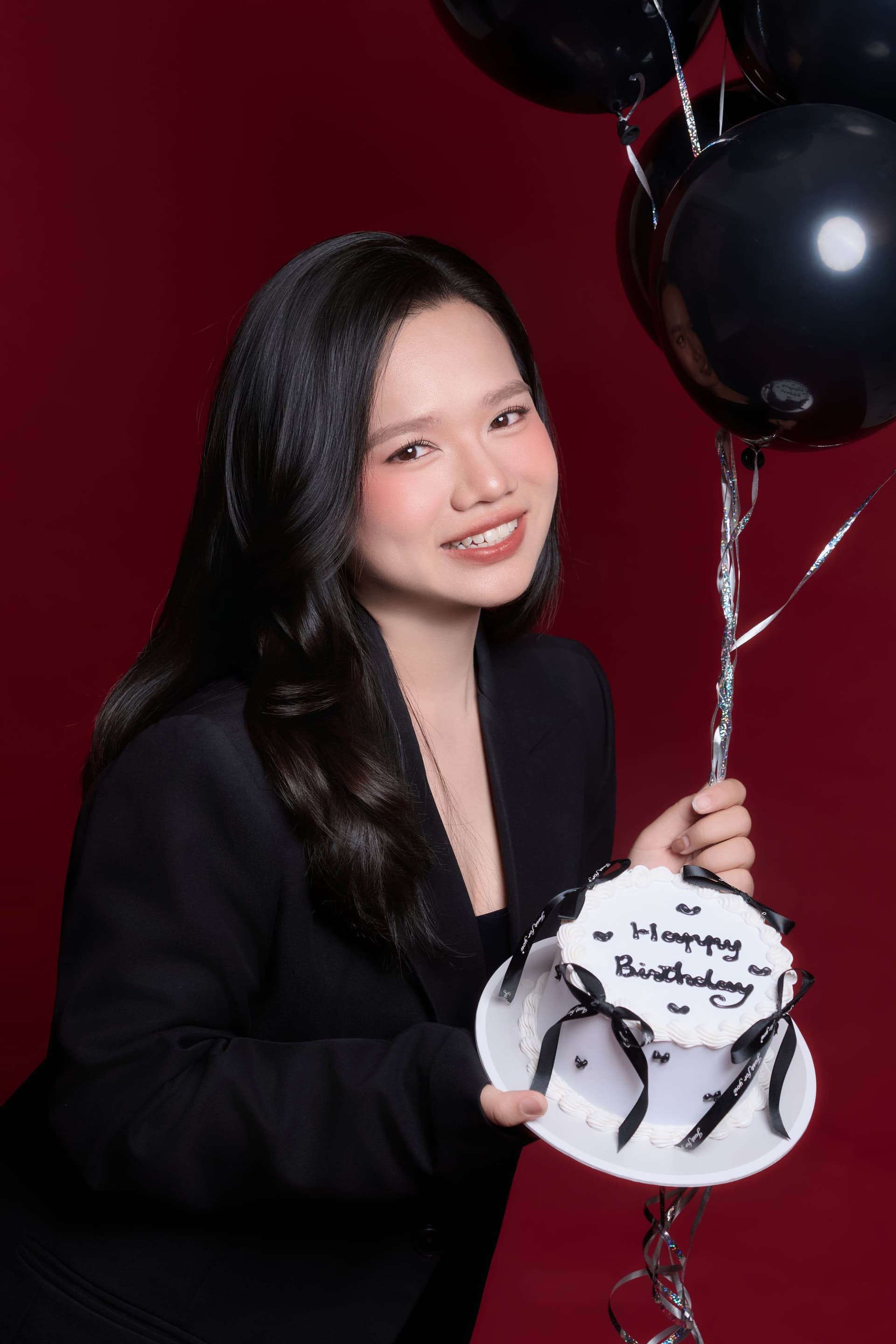 Ms Tiny Nguyễn rạng rỡ hạnh phúc bên chiếc bánh kem và quả bóng bay đen mừng sinh nhật tuổi 30
