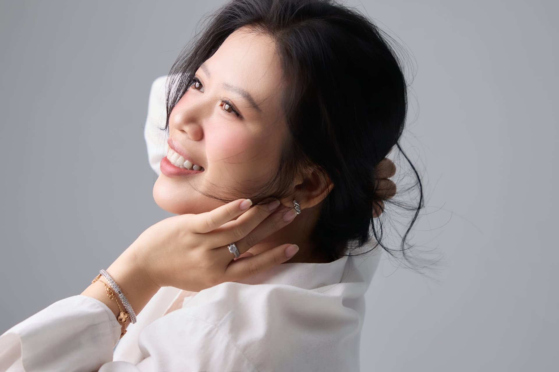 Gương mặt rạng rỡ của người mẹ trẻ nở nụ cười hạnh phúc rạng ngời ngả đầu tự nhiên