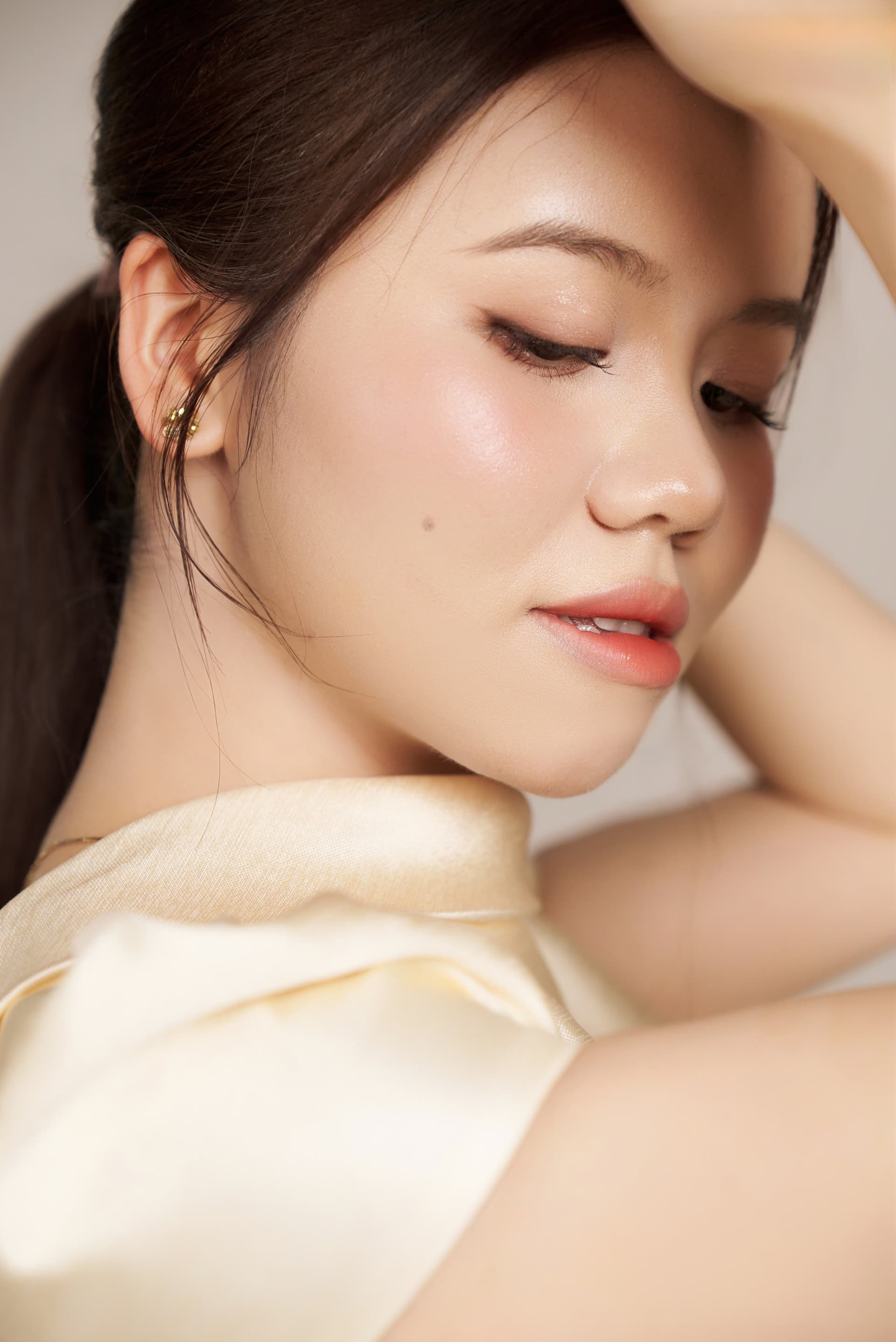 Chị Doãn Hường khép hờ mắt, bàn tay chạm nhẹ lên bờ vai, mang lại cảm xúc lắng đọng riêng tư