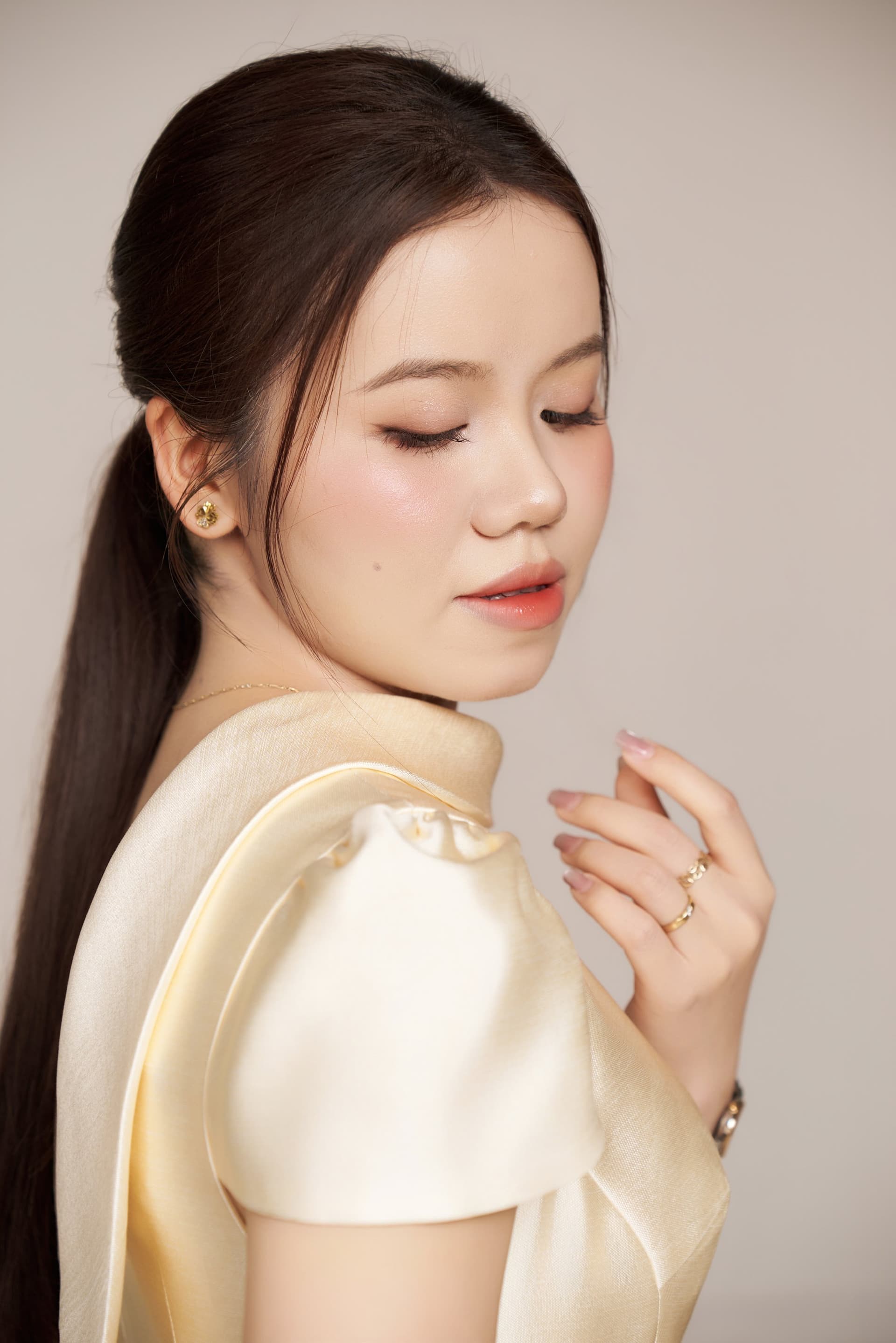 Vẻ đẹp đằm thắm của người mẹ trẻ Doãn Hường nhìn nghiêng, mái tóc cột thấp thanh lịch tao nhã