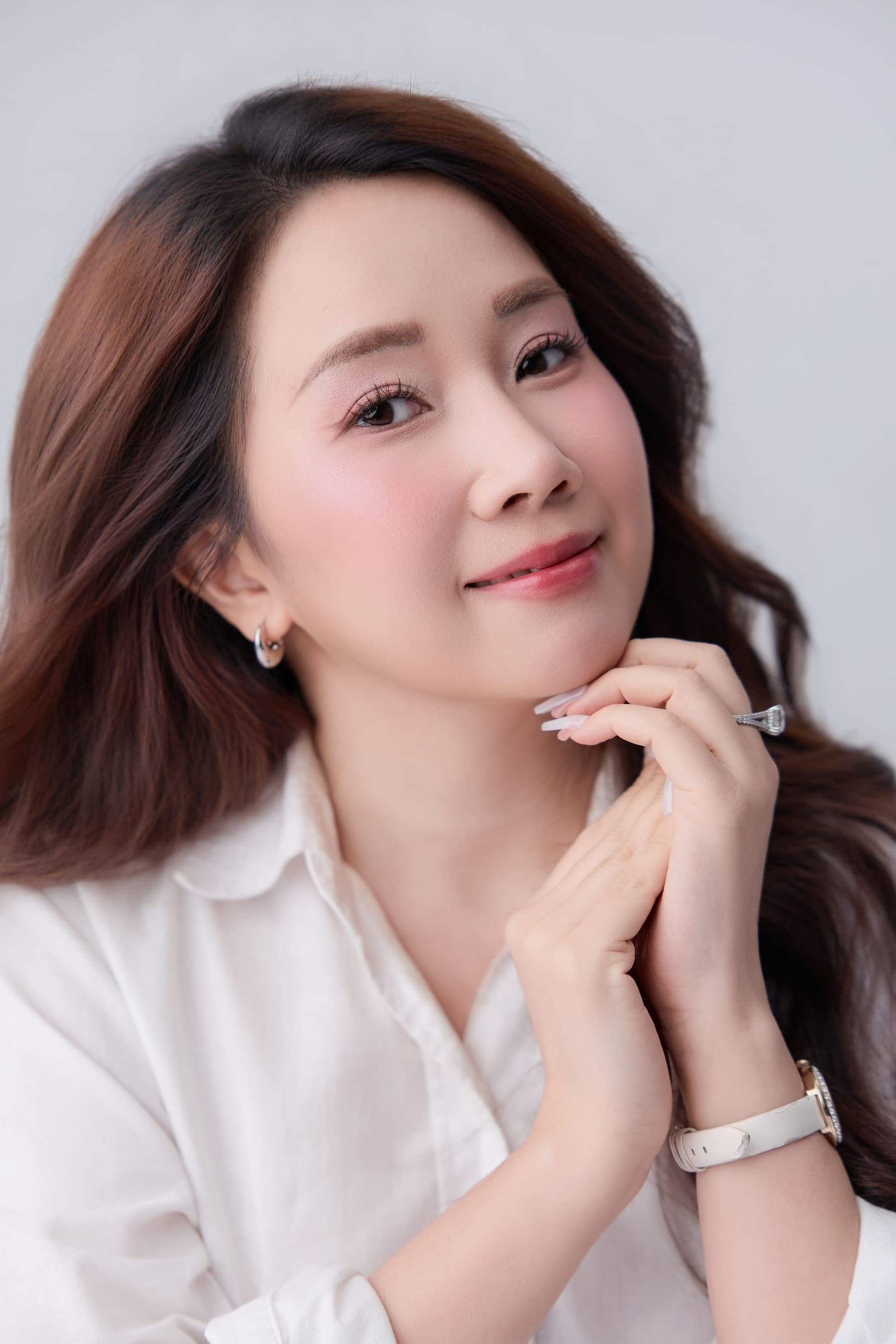 Trang Hoang áo trắng chống cằm, ánh mắt lặng yên trong sinh nhật tuổi bốn mươi