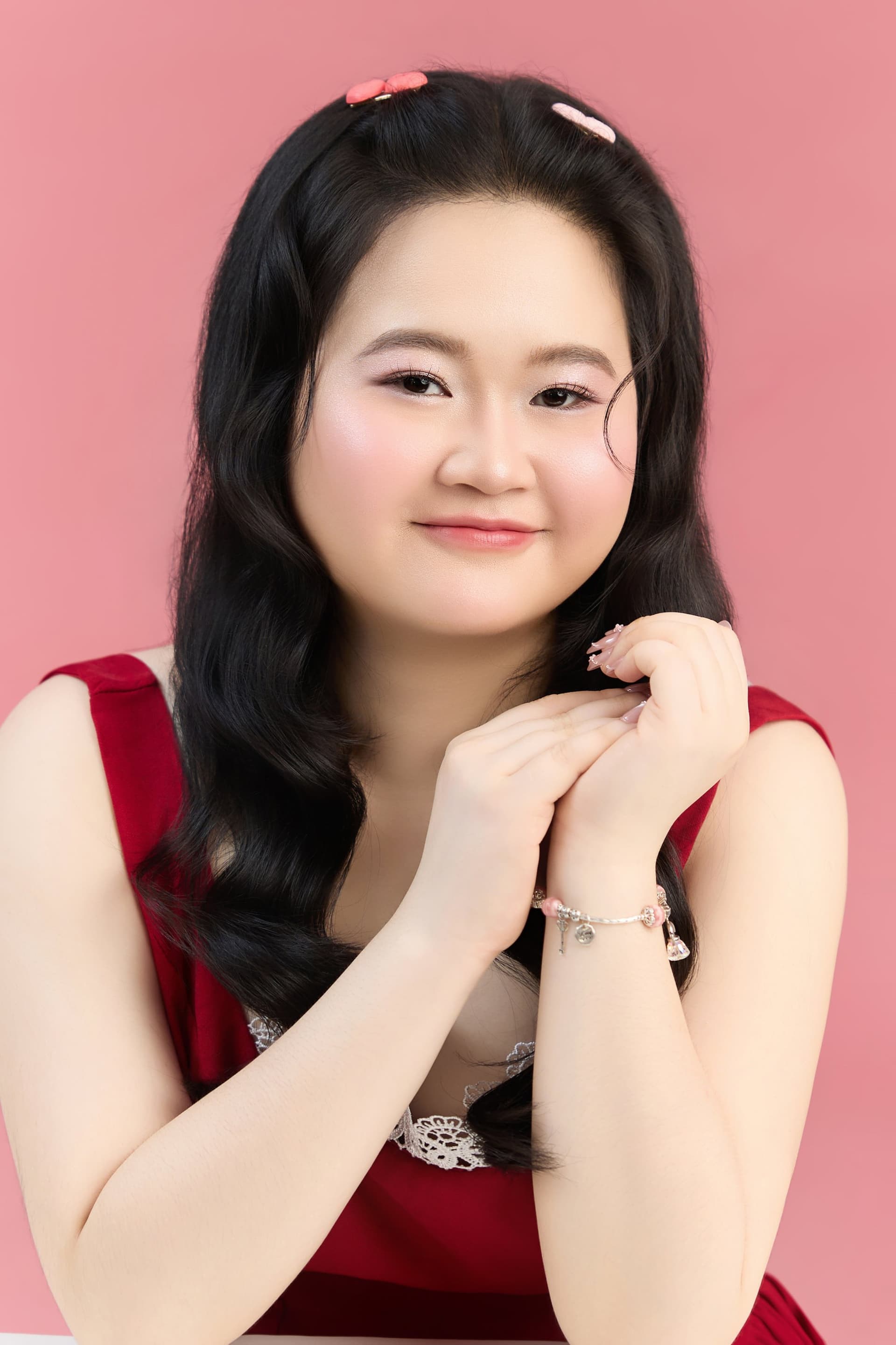 Phương nở nụ cười rạng rỡ nhìn thẳng ống kính đầy tự tin và duyên dáng