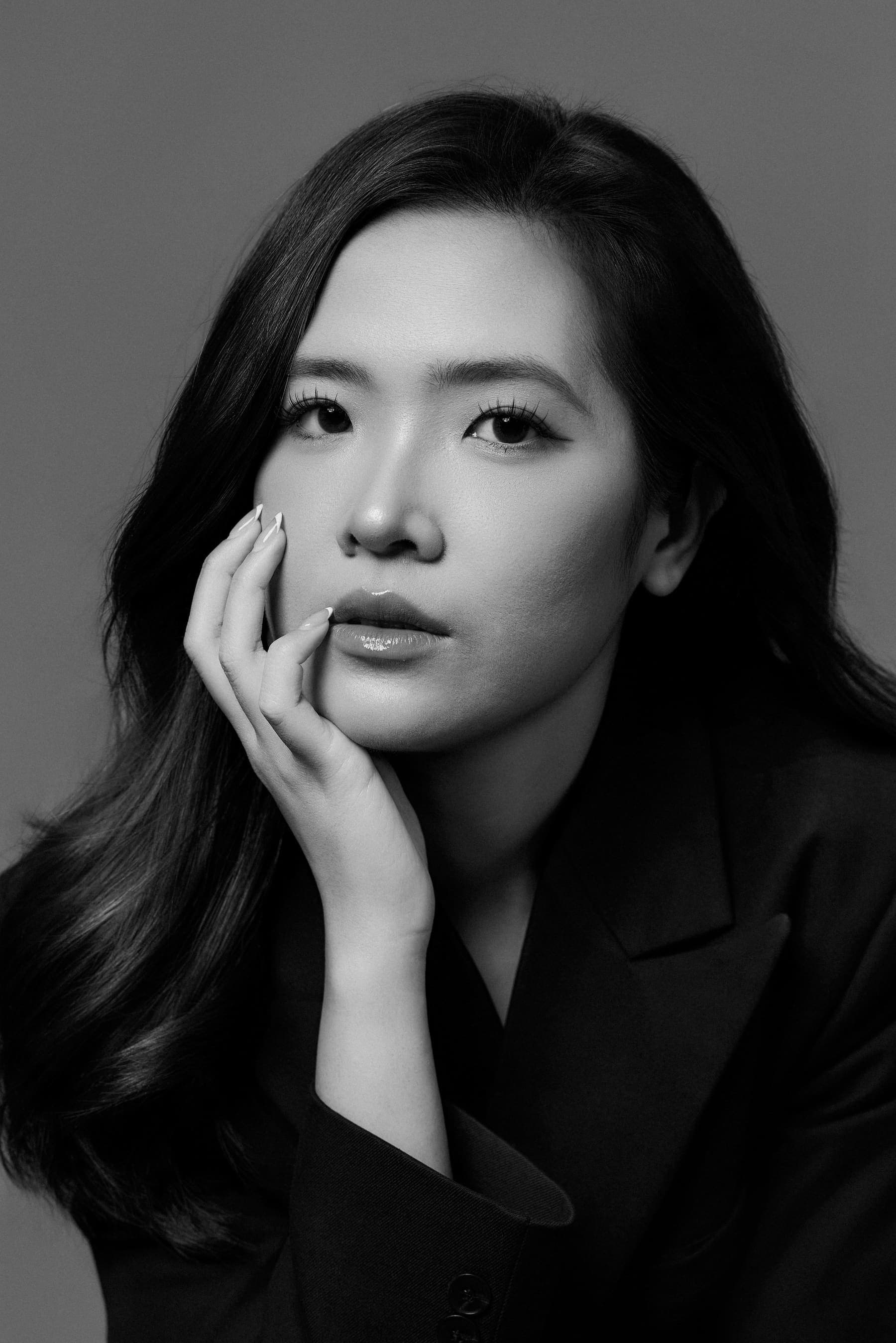 Phương Uyên tay đỡ cằm, ánh mắt suy tư của người mẹ trẻ tự xếp lại mình sau sinh