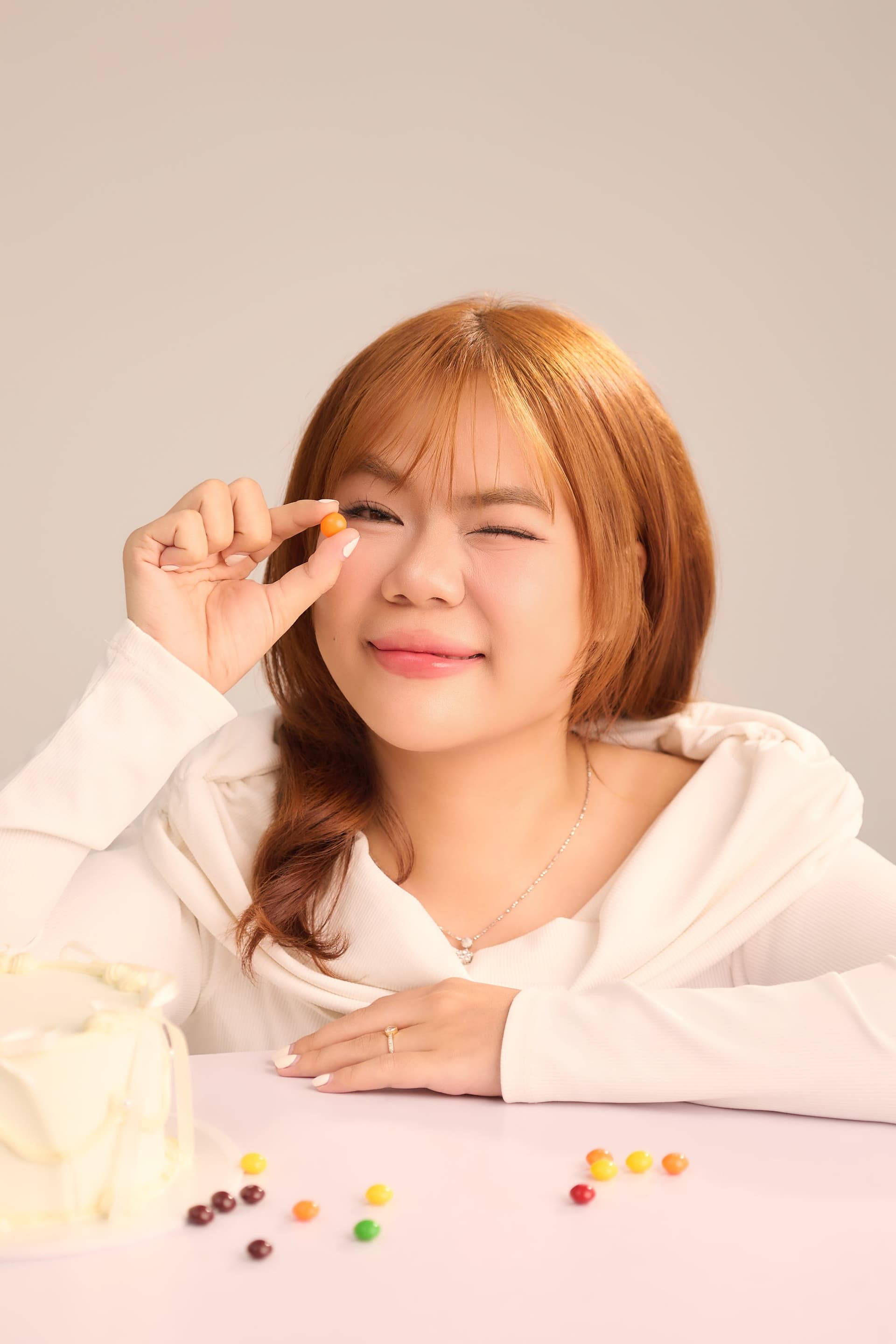 Vân cười nhăn mũi, đôi mắt tít lại — phần dễ thương cô vẫn cất riêng cho mình