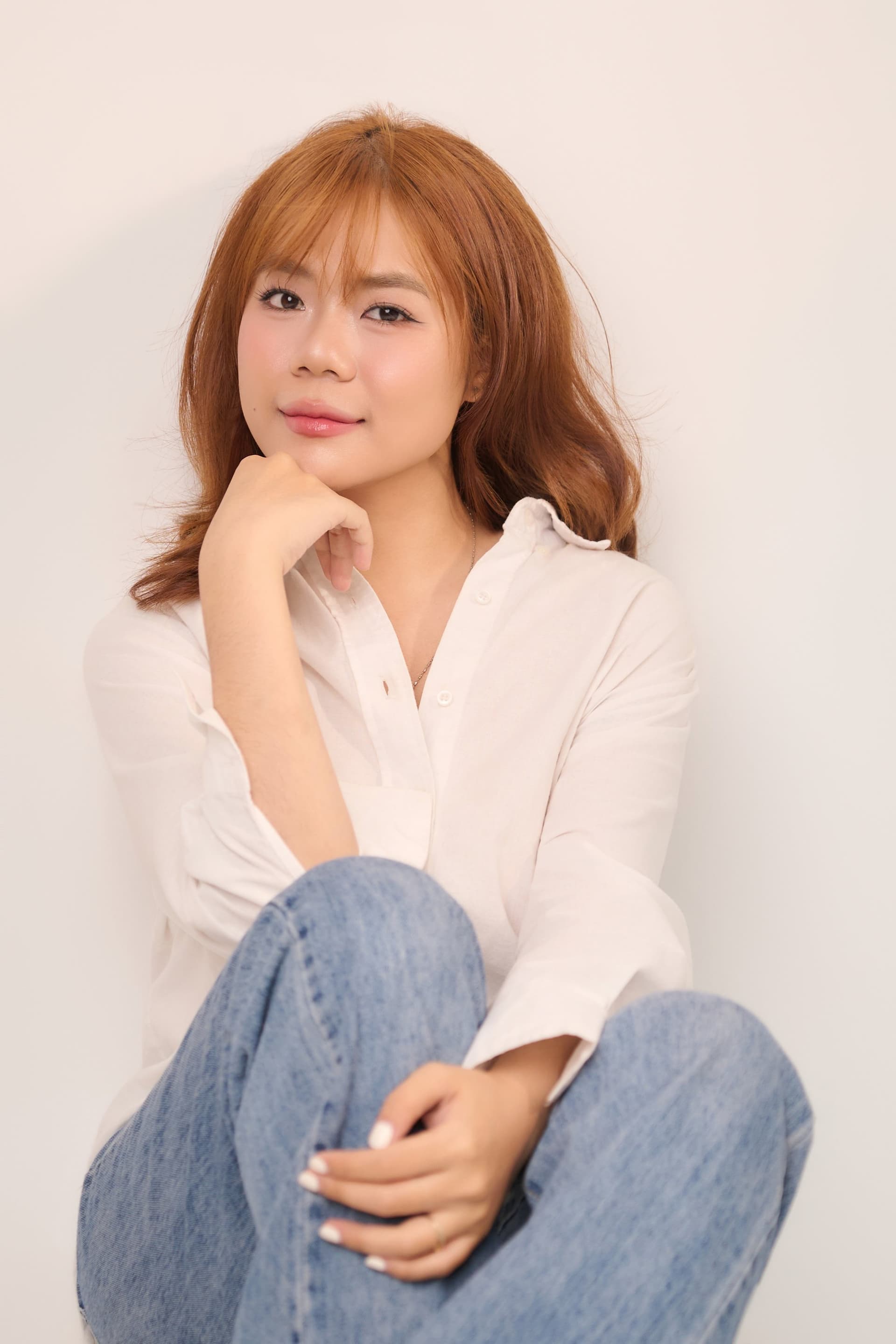 Vân chống cằm nhìn ra xa, áo sơ mi trắng, ánh sáng dịu — khoảnh khắc cô gái ấy bắt đầu có khoảng trời riêng