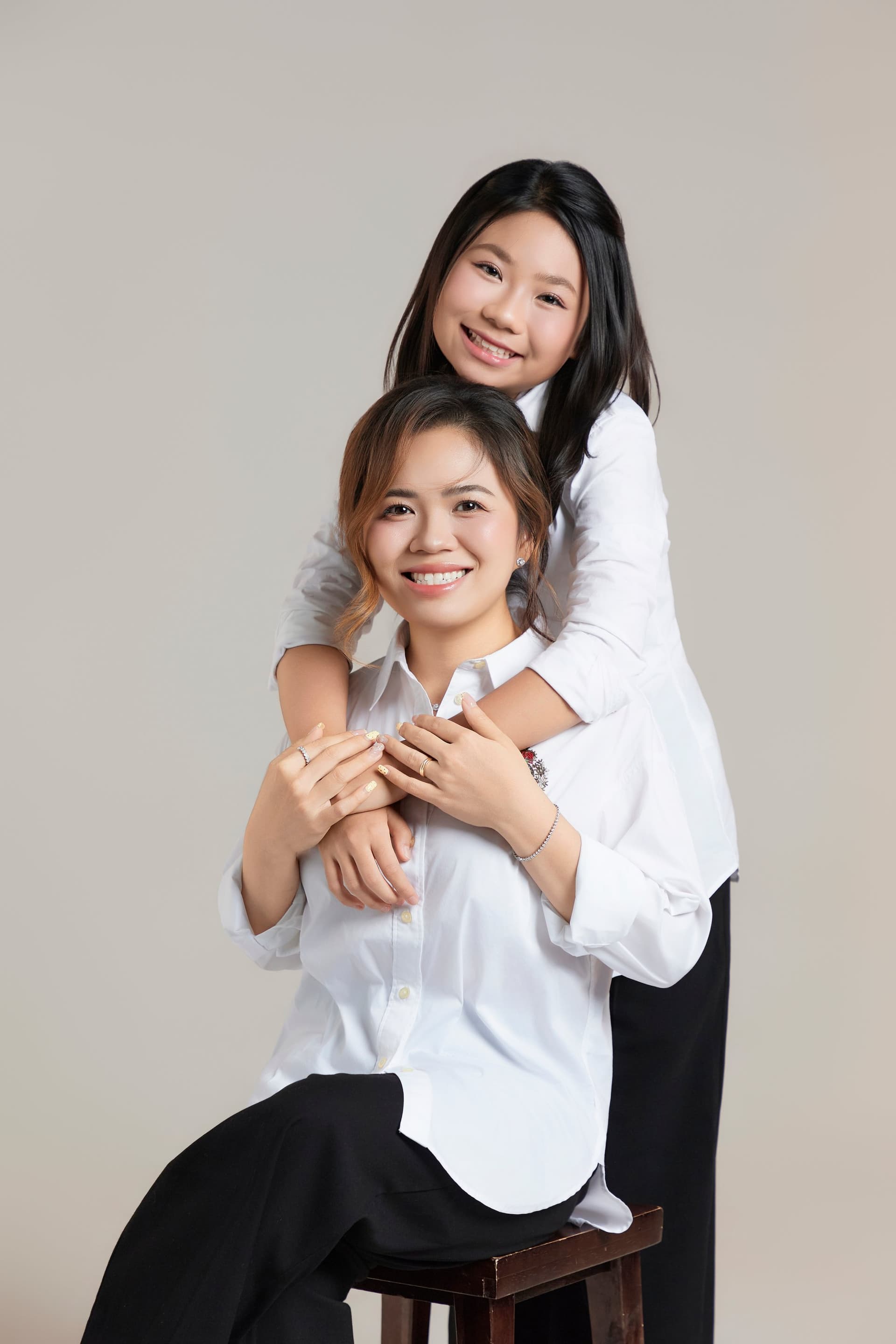Chị Ý Nhi ôm bờ vai con gái từ phía sau đầy âu yếm
