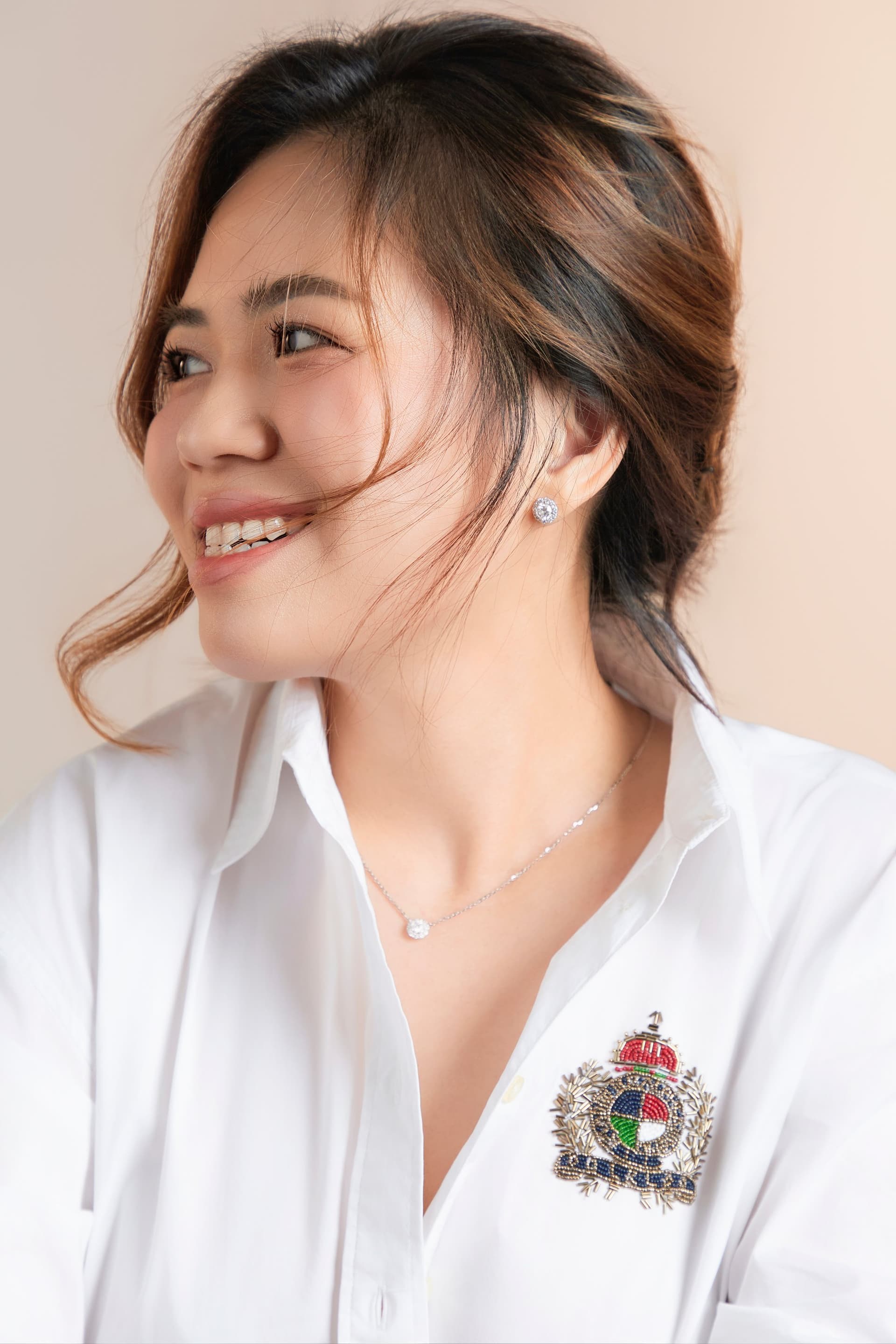 Chân dung cận cảnh chị Ý Nhi mỉm cười nhẹ nhàng và bình yên
