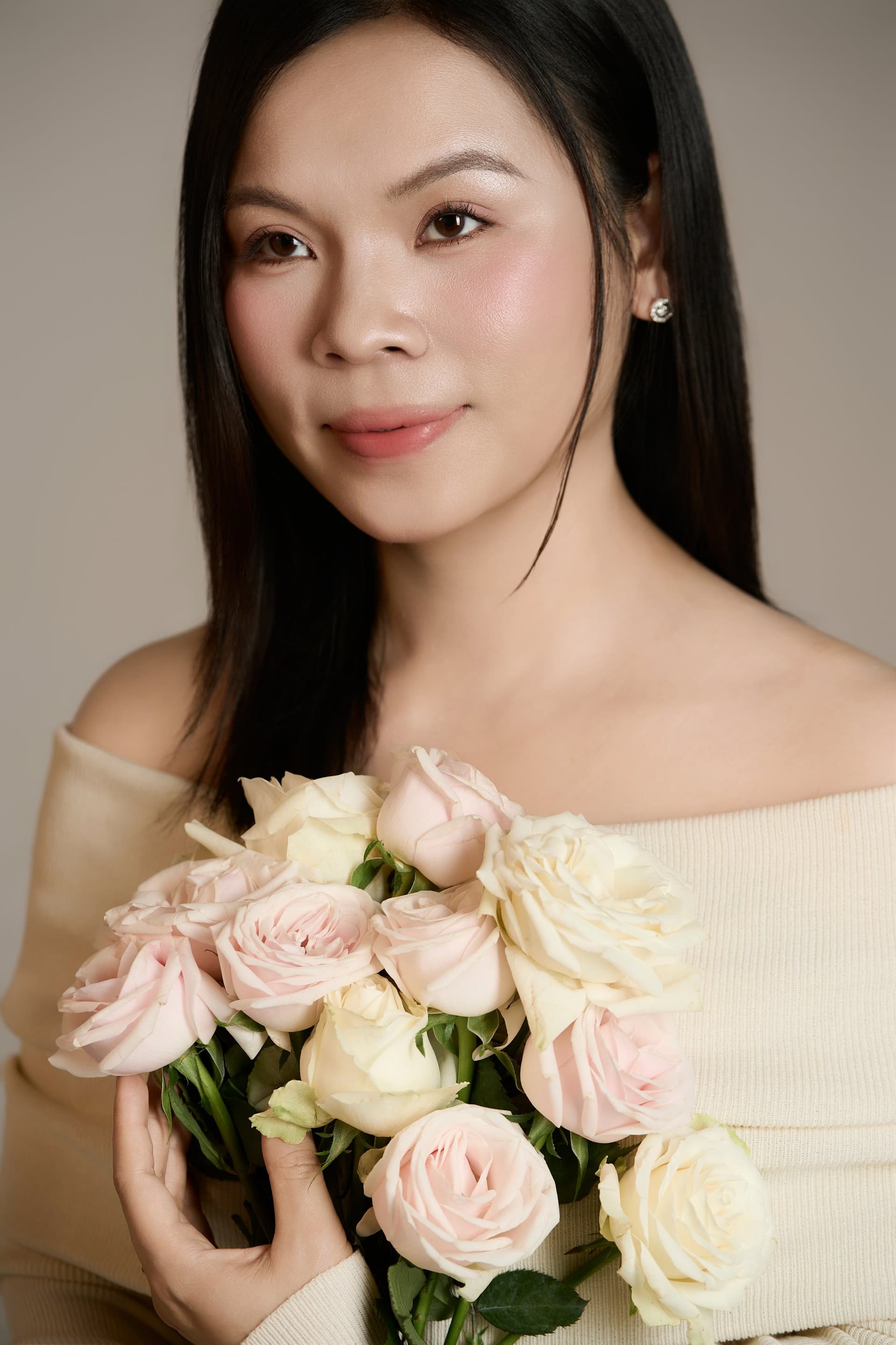 Chị Lâm Trang cầm đóa hồng phấn tinh tế, nở nụ cười viên mãn tươi tắn rạng ngời