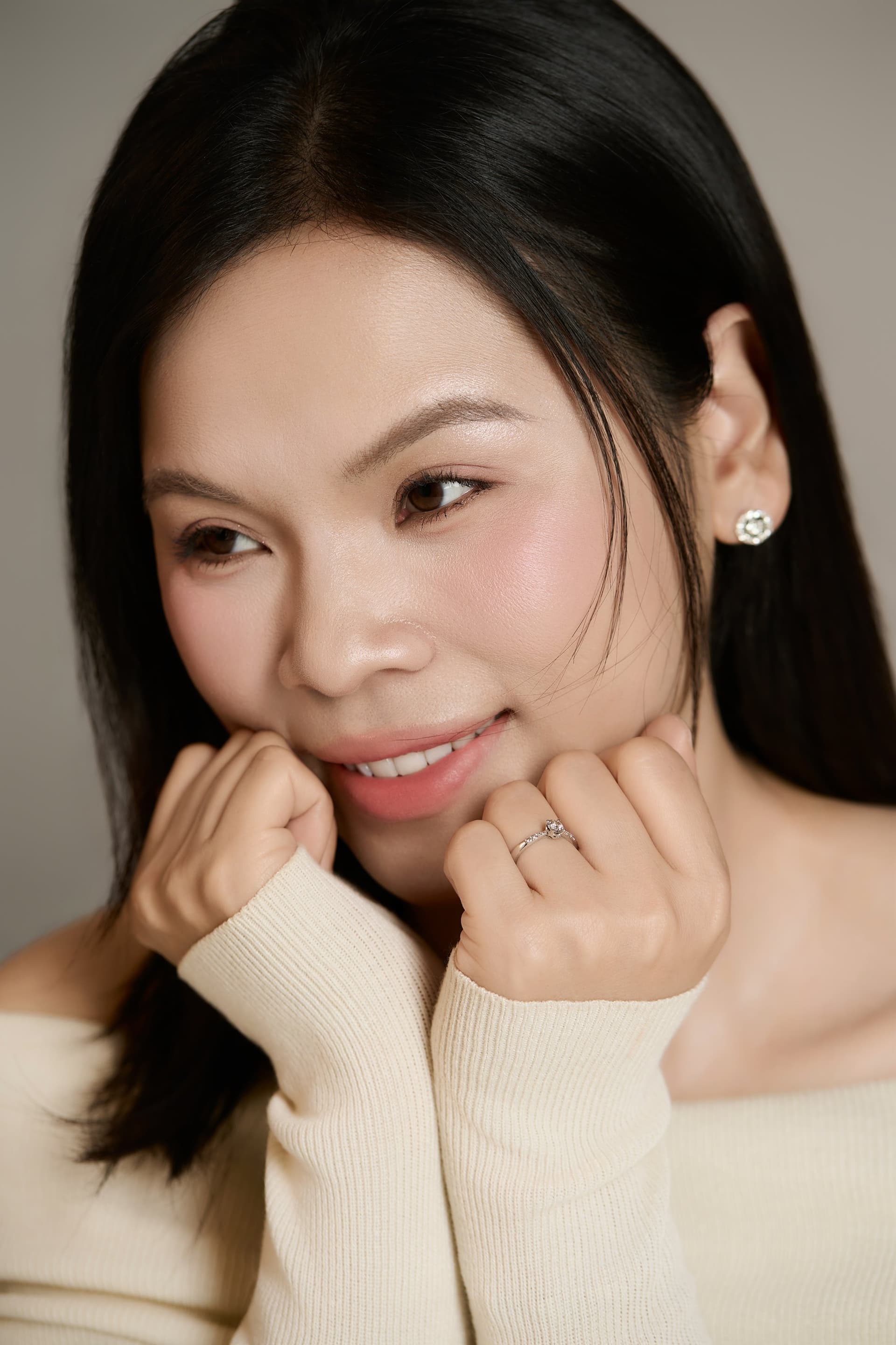 Chị Lâm Trang cười rạng rỡ bình yên, ánh mắt long lanh thể hiện sự tự do và nét riêng của chính mình