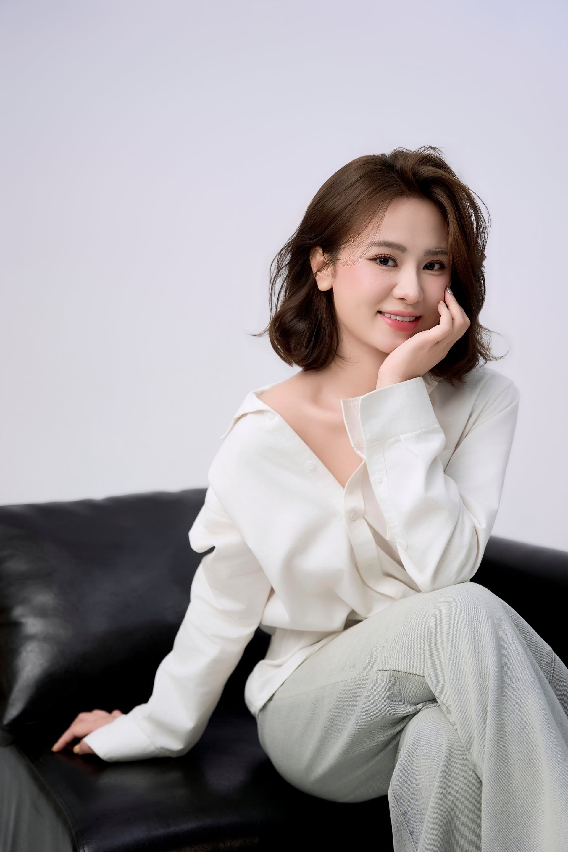 Phụ nữ ngồi thanh thoát, dáng nhẹ nhõm, bớt căng