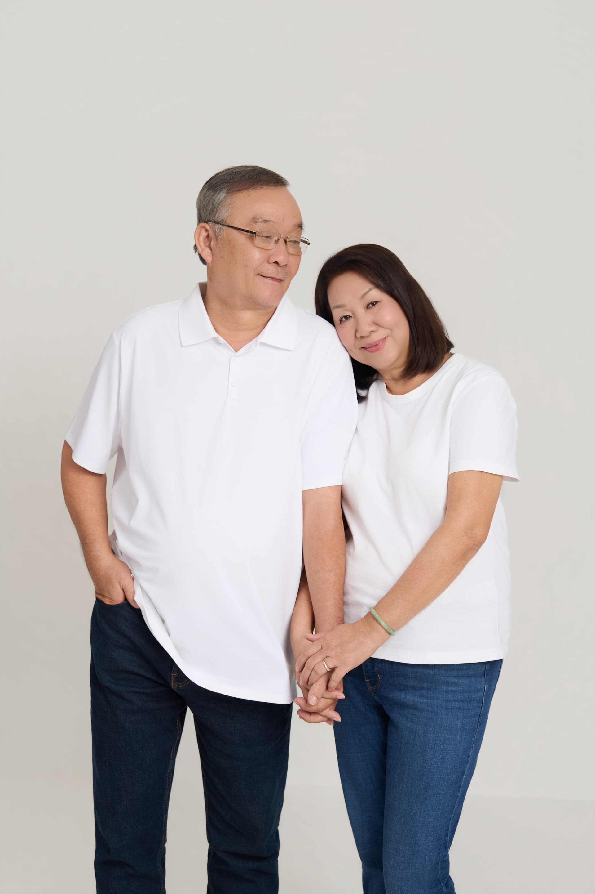 Cô Liên tựa đầu vào vai chú ấm áp, cả hai mặc áo sơ mi trắng đơn giản mỉm cười nhẹ nhàng