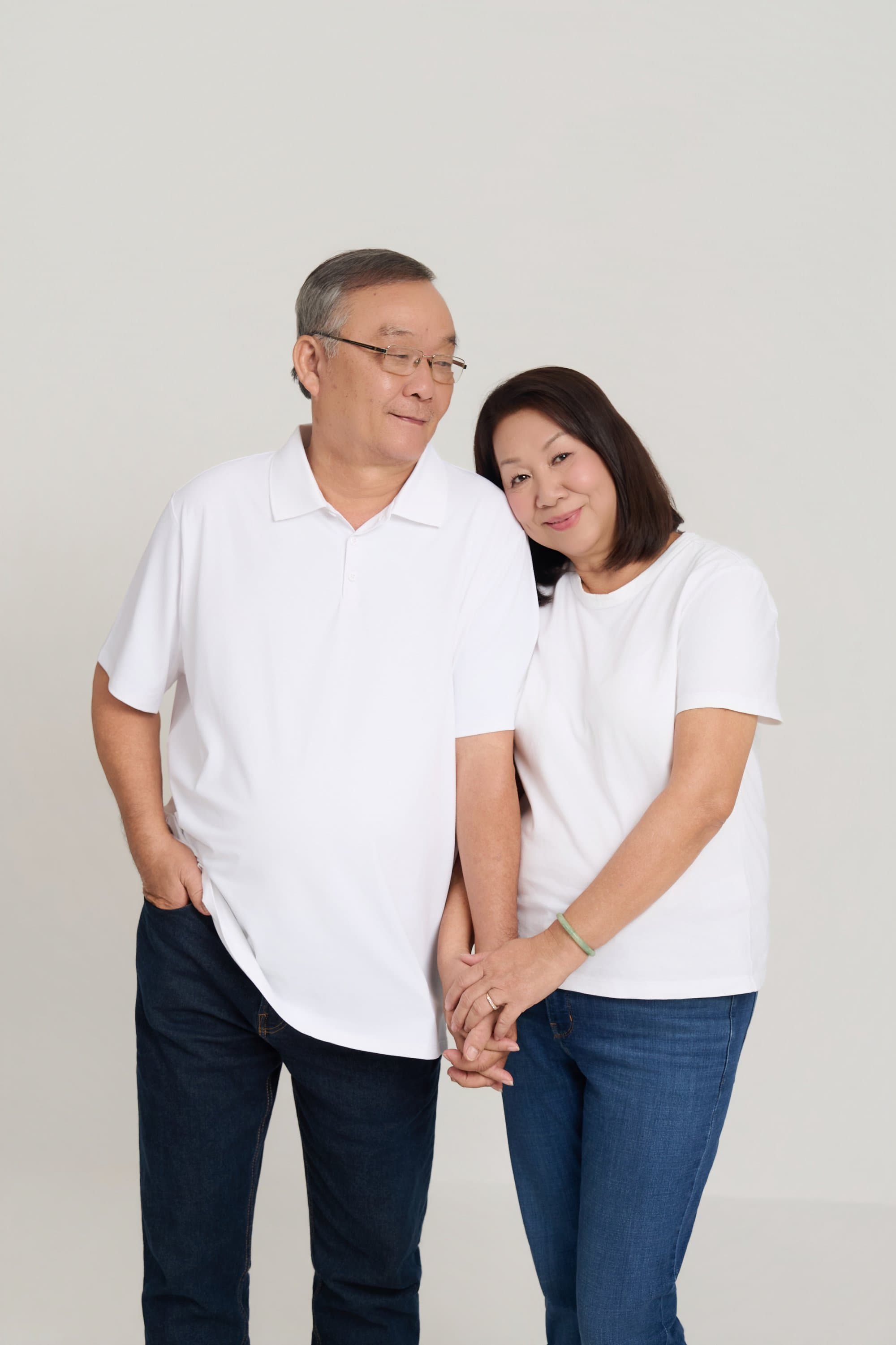 Cô Liên tựa đầu vào vai chú ấm áp, cả hai mặc áo sơ mi trắng đơn giản mỉm cười nhẹ nhàng