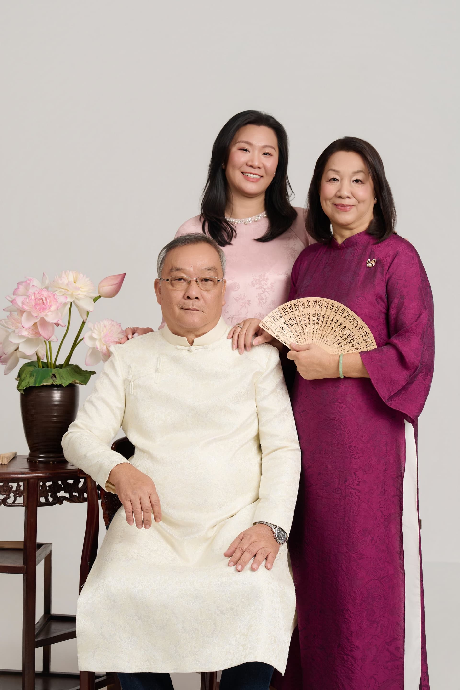 Cô Liên mỉm cười thanh lịch bên cạnh hai cô con gái xinh đẹp mặc áo dài truyền thống