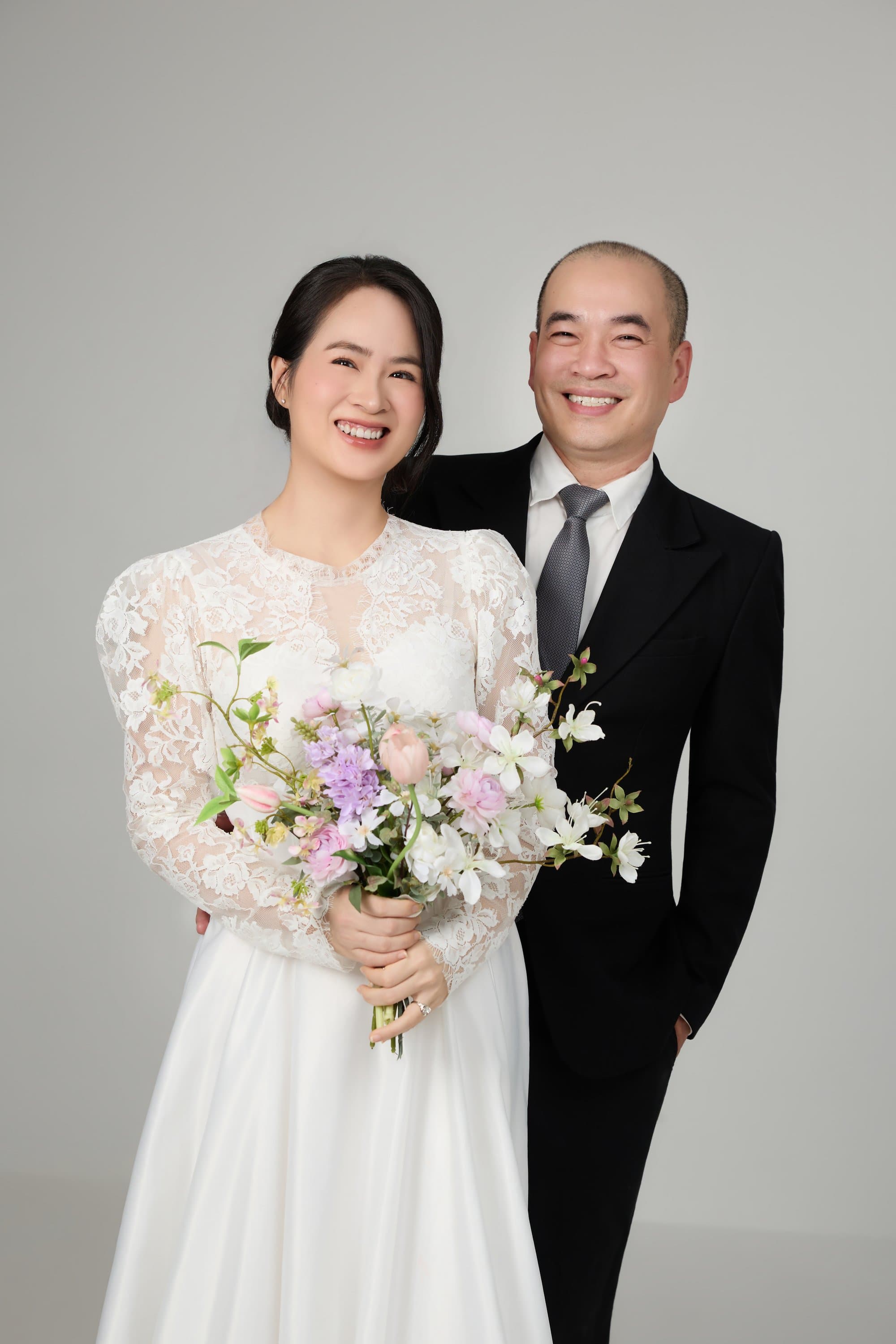 Khi váy trắng đến sau tiếng trẻ con