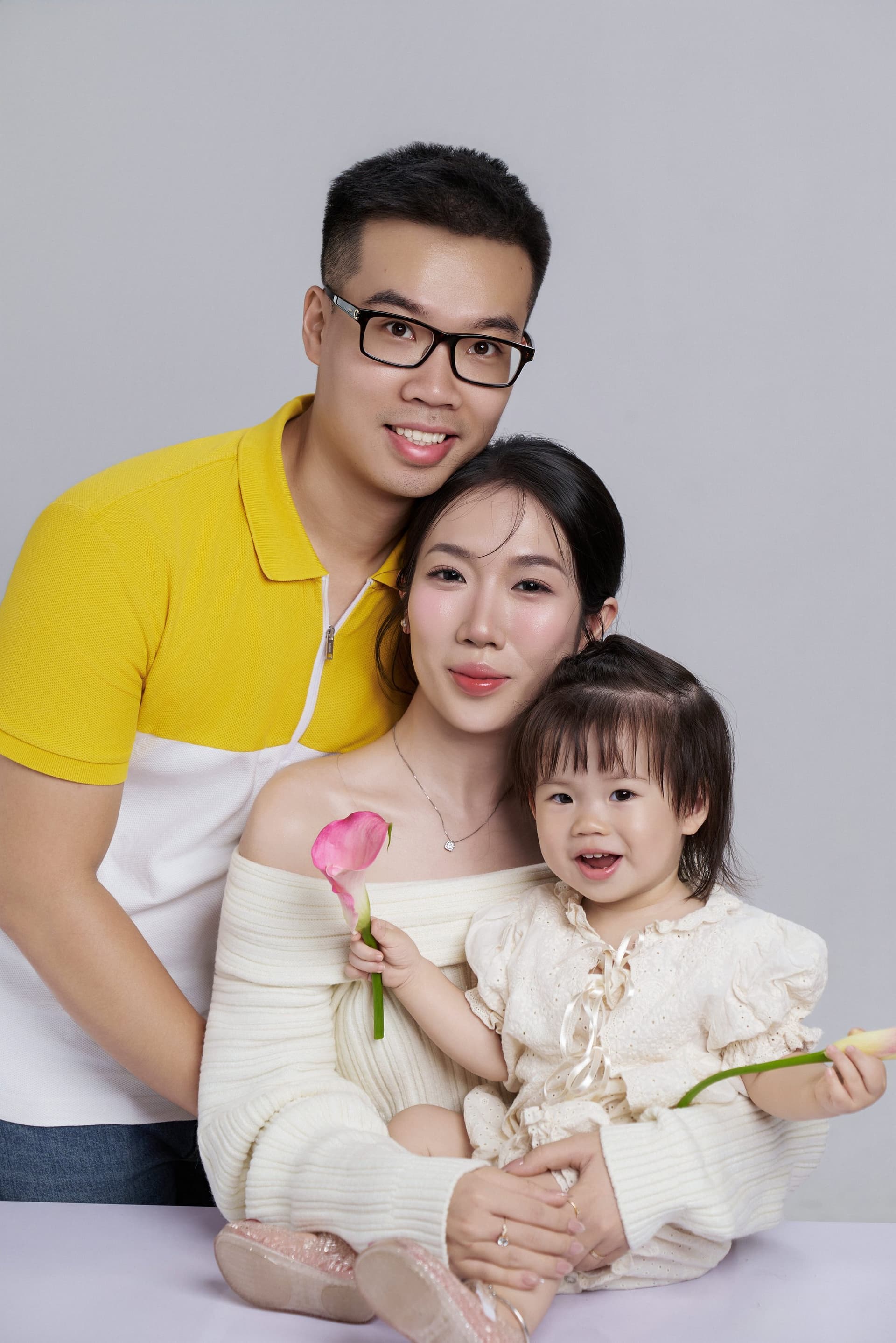 Gia đình Vũ Trúc Phương ba người ngồi tựa bên nhau thật hạnh phúc và ấm áp