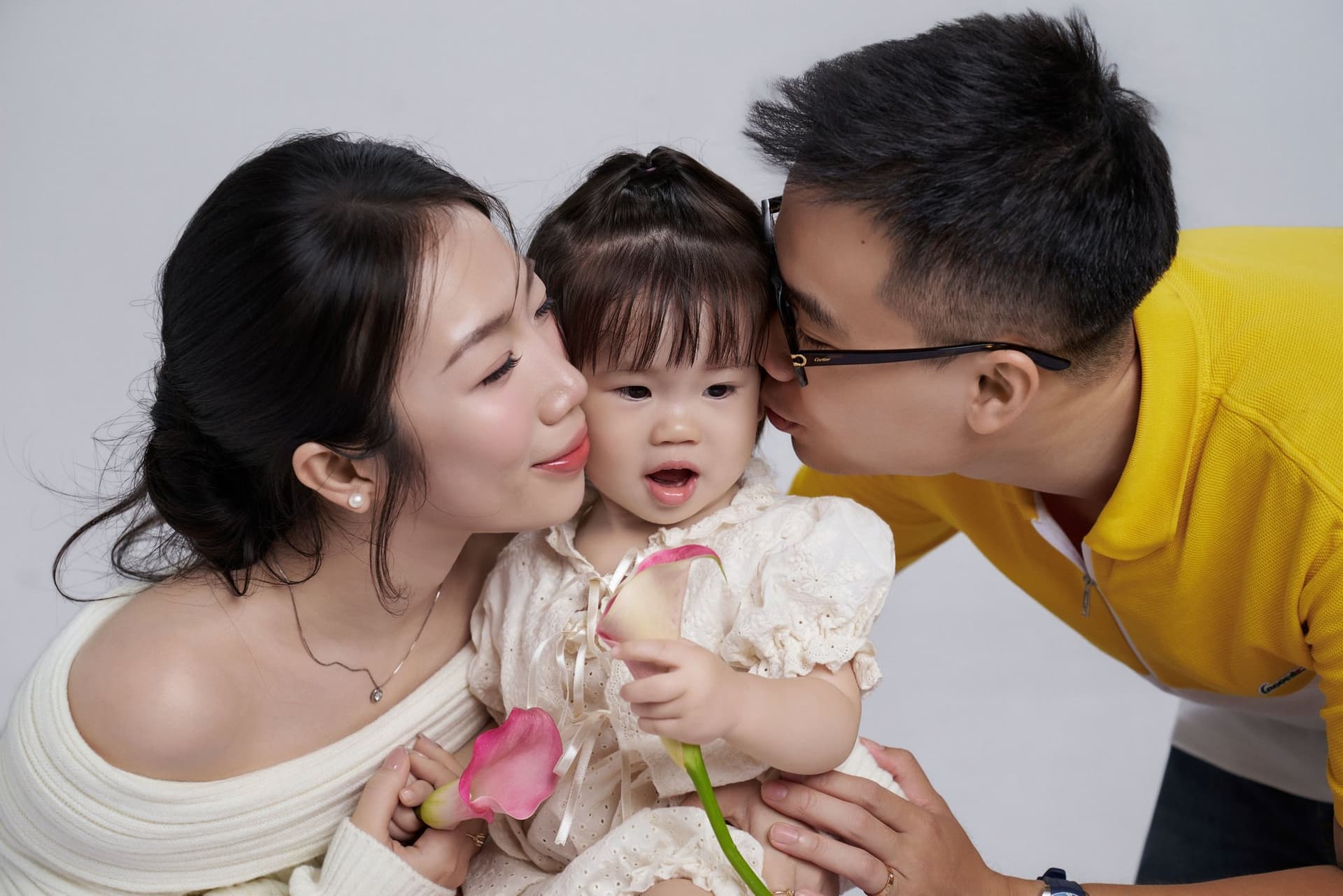 Bức ảnh chan chứa tình cảm khi người mẹ Vũ Trúc Phương ôm hôn cô con gái nhỏ trong vòng tay của ba