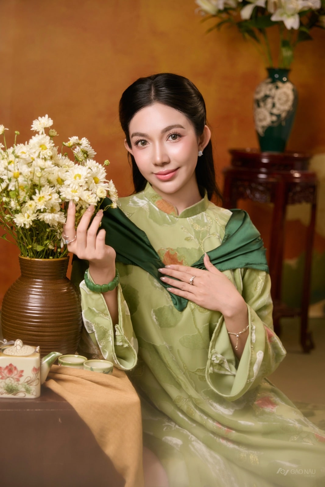 Áo dài Tết Hoàng Kim Mi & Kim Yên — vàng kim Tết đa sắc