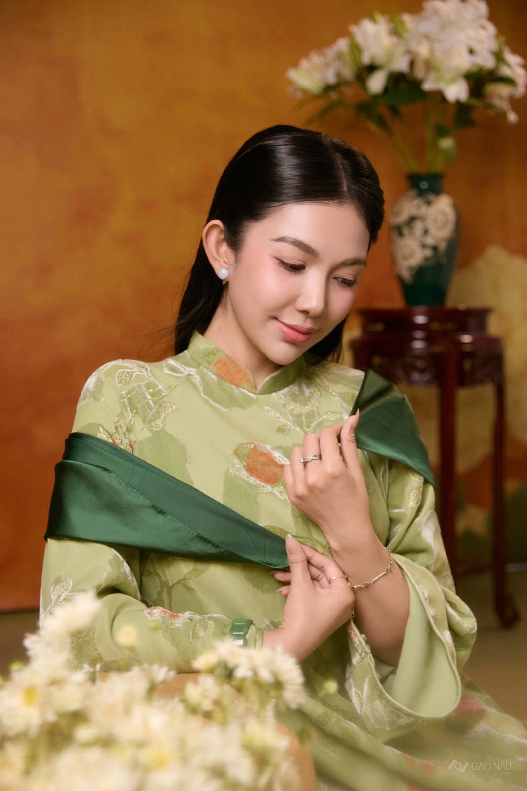 Áo dài Tết Hoàng Kim Mi & Kim Yên — vàng kim Tết đa sắc — khung 2