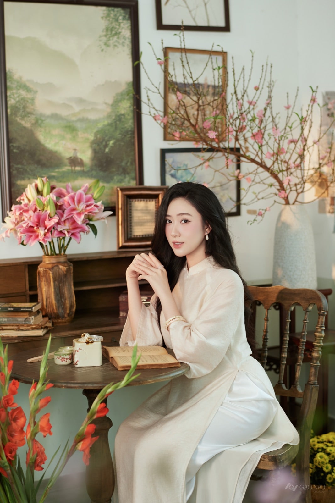 Áo dài Tết Hoàng Kim Mi & Kim Yên — vàng kim Tết đa sắc — khung 3