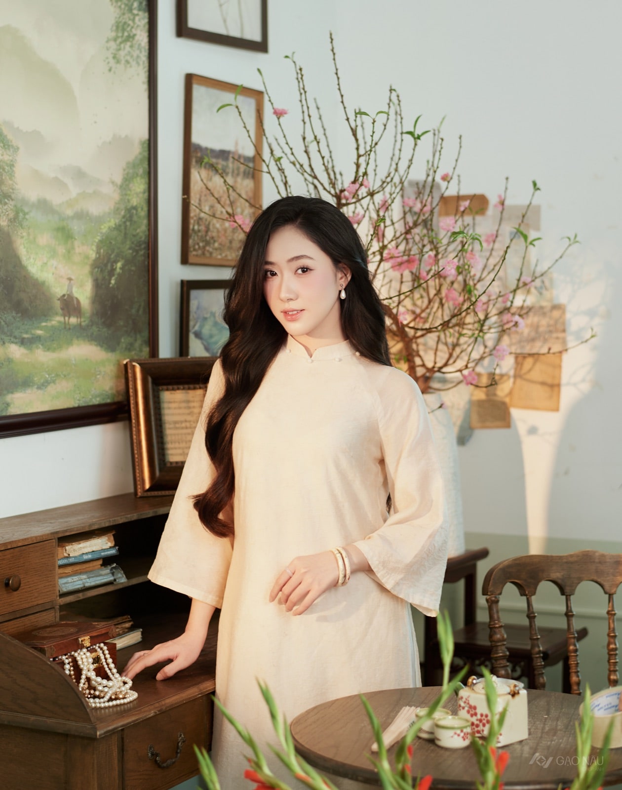 Áo dài Tết Hoàng Kim Mi & Kim Yên — vàng kim Tết đa sắc — khung 4