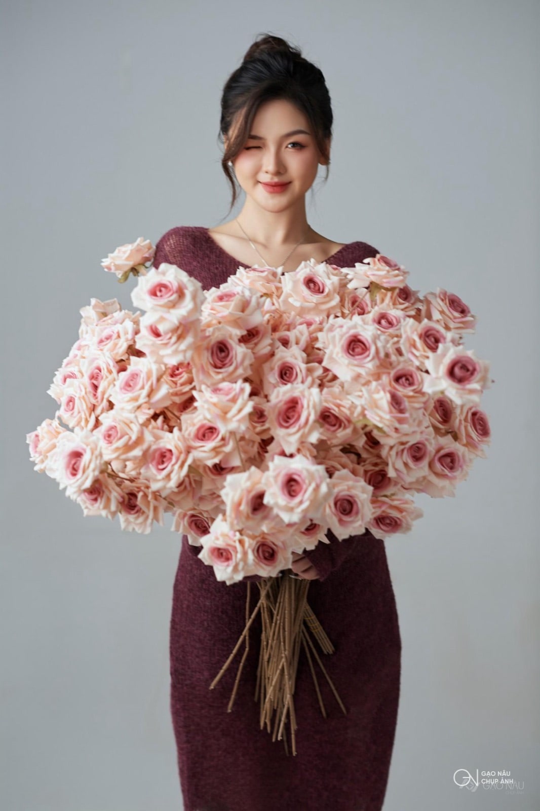 CHÂN DUNG HOA HỒNG VÁY TÍM