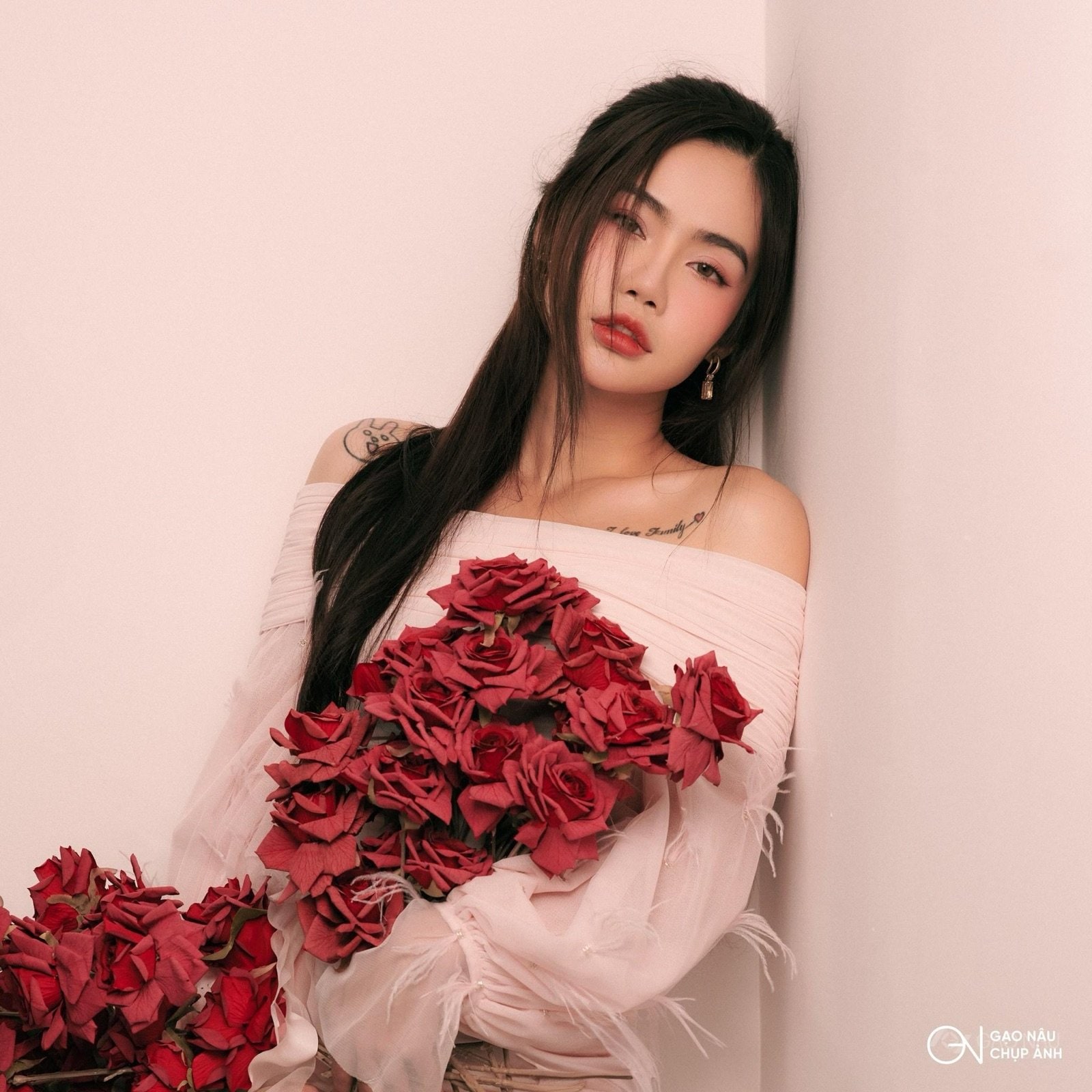 HOA HỒNG TRỄ VAI