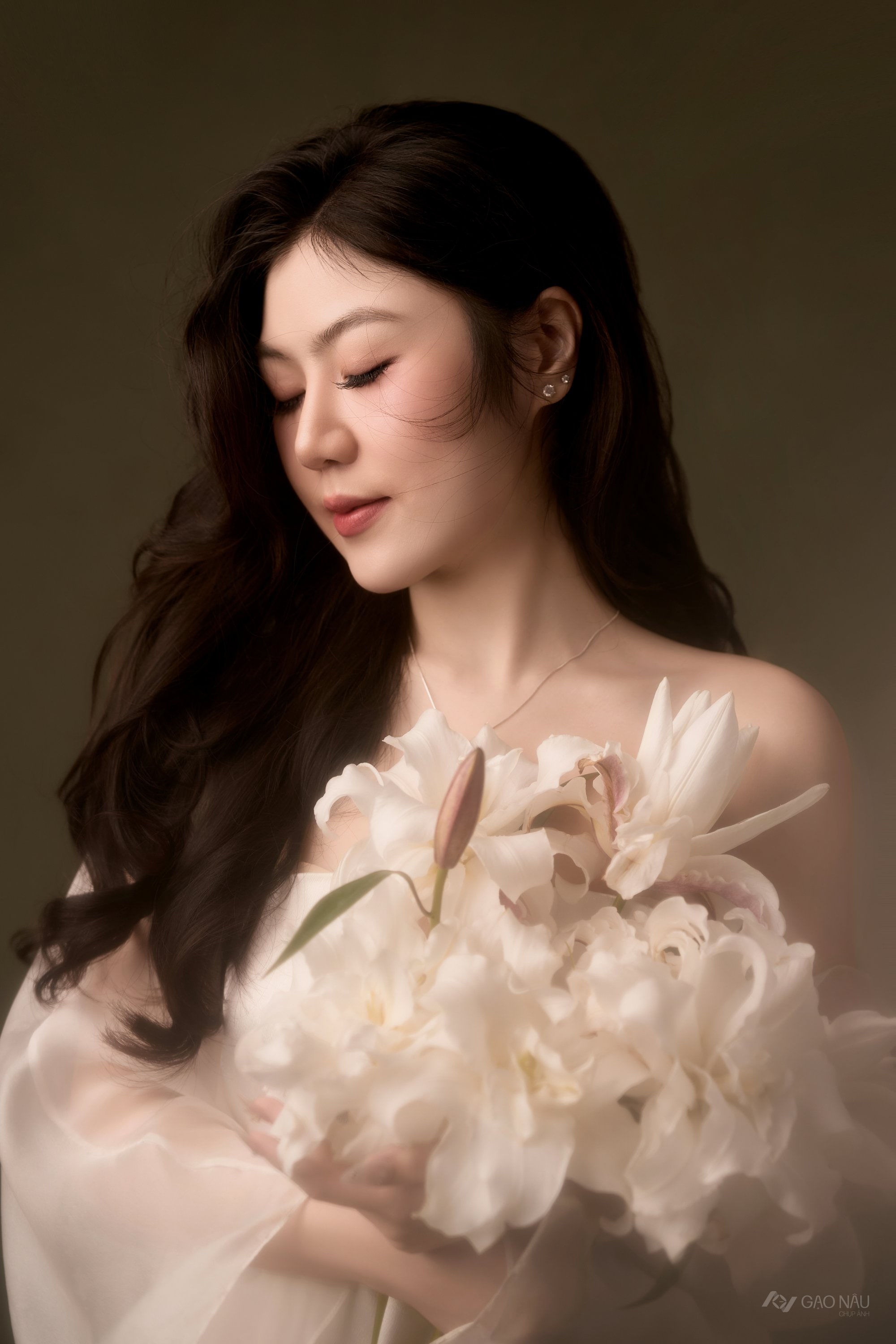 Hoa lily và triết lý nở trọn — vì sao chúng tôi chụp ảnh cùng hoa