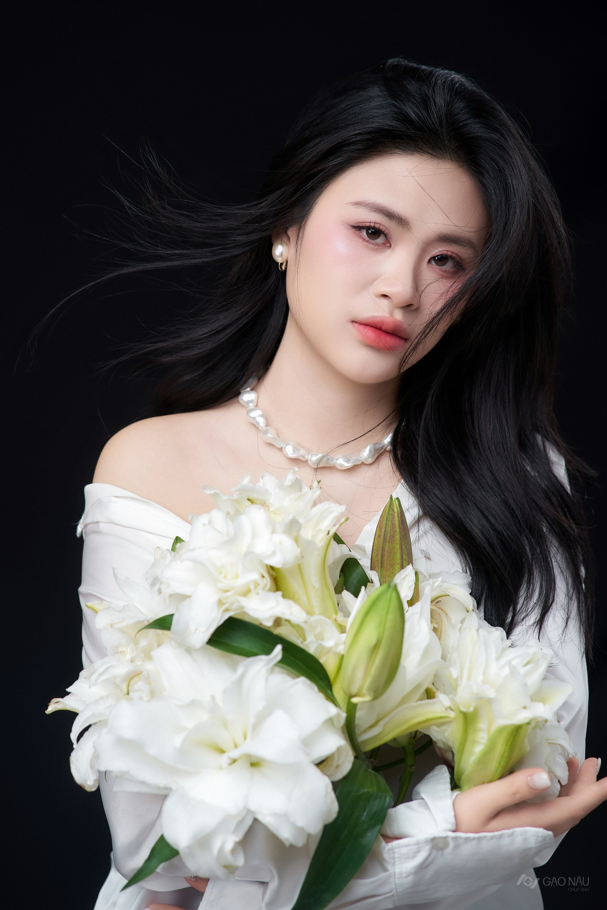 Hoa lily và triết lý nở trọn — vì sao chúng tôi chụp ảnh cùng hoa — khung 2