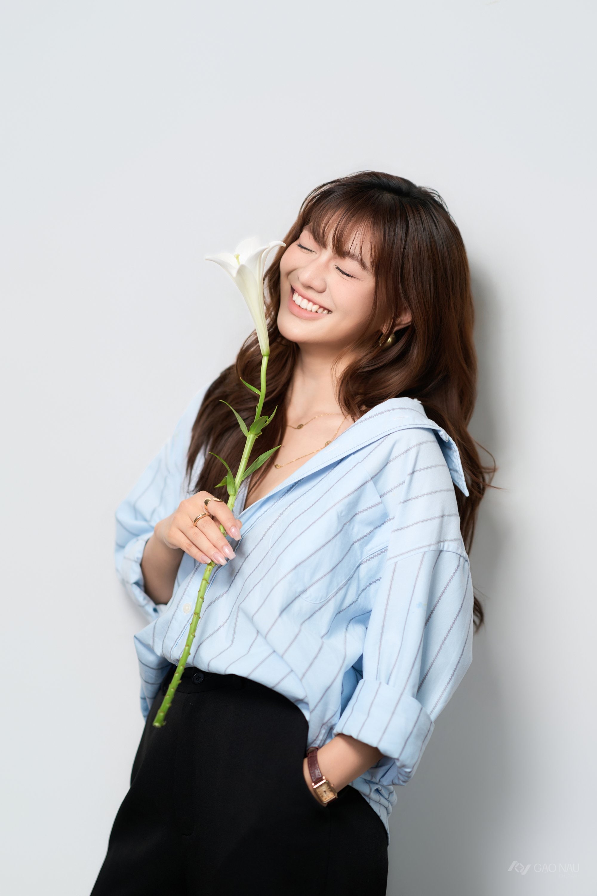 Hoa lily và triết lý nở trọn — vì sao chúng tôi chụp ảnh cùng hoa — khung 3