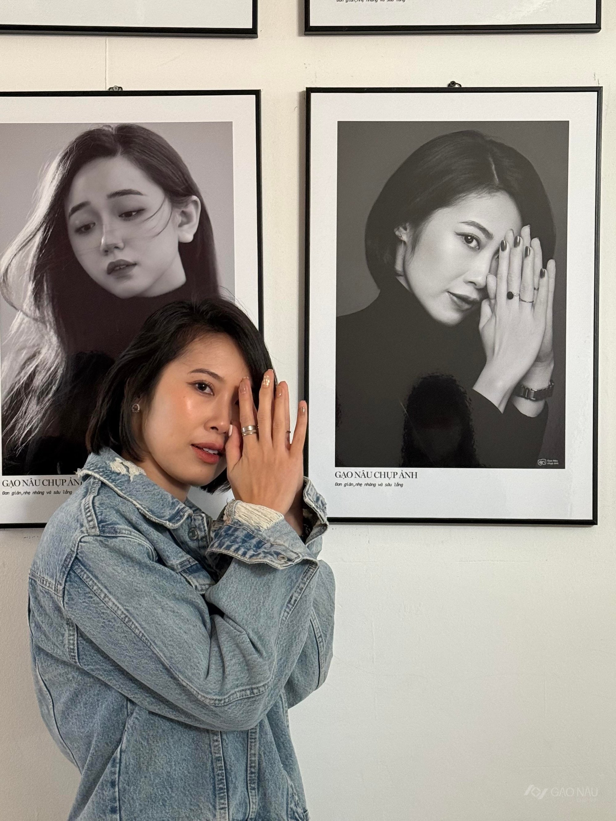 Tấm ảnh trên tường studio