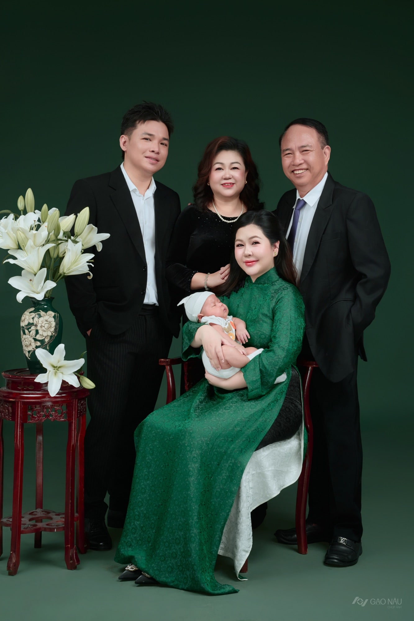 "Gia đình Tài Phú Sung Túc" — Concept chụp ảnh gia đình sang trọng cho ngày Tết và kỷ niệm — khung 2