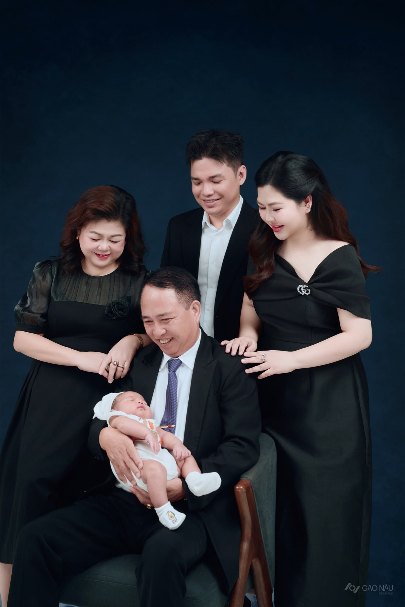 "Gia đình Tài Phú Sung Túc" — Concept chụp ảnh gia đình sang trọng cho ngày Tết và kỷ niệm — ảnh 5