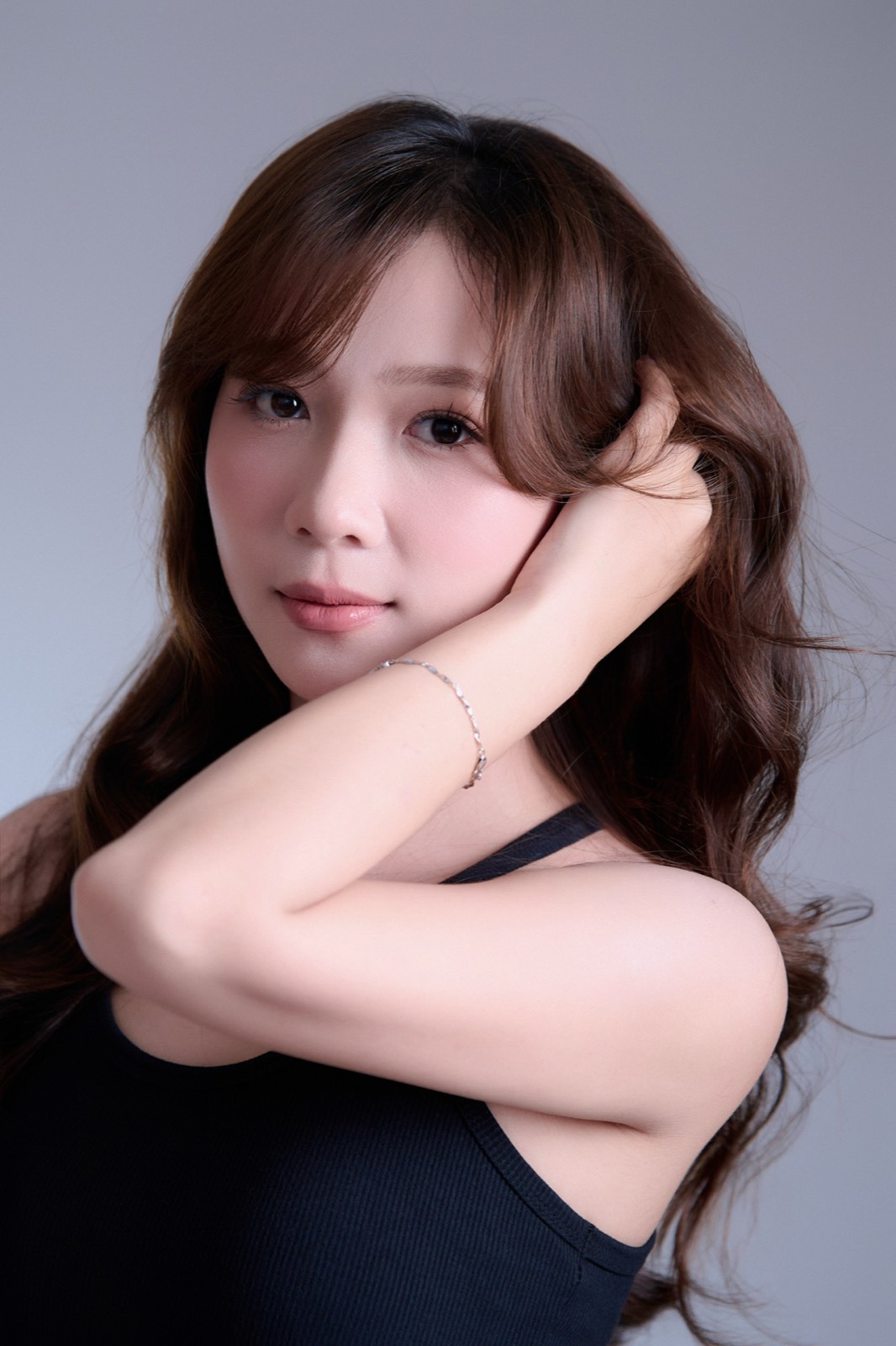 Sắc Ly trong khoảnh khắc tự nhiên nhất, không tạo dáng, đôi mắt bình lặng — gặp lại một phiên bản em ấy đã đi tìm rất lâu.